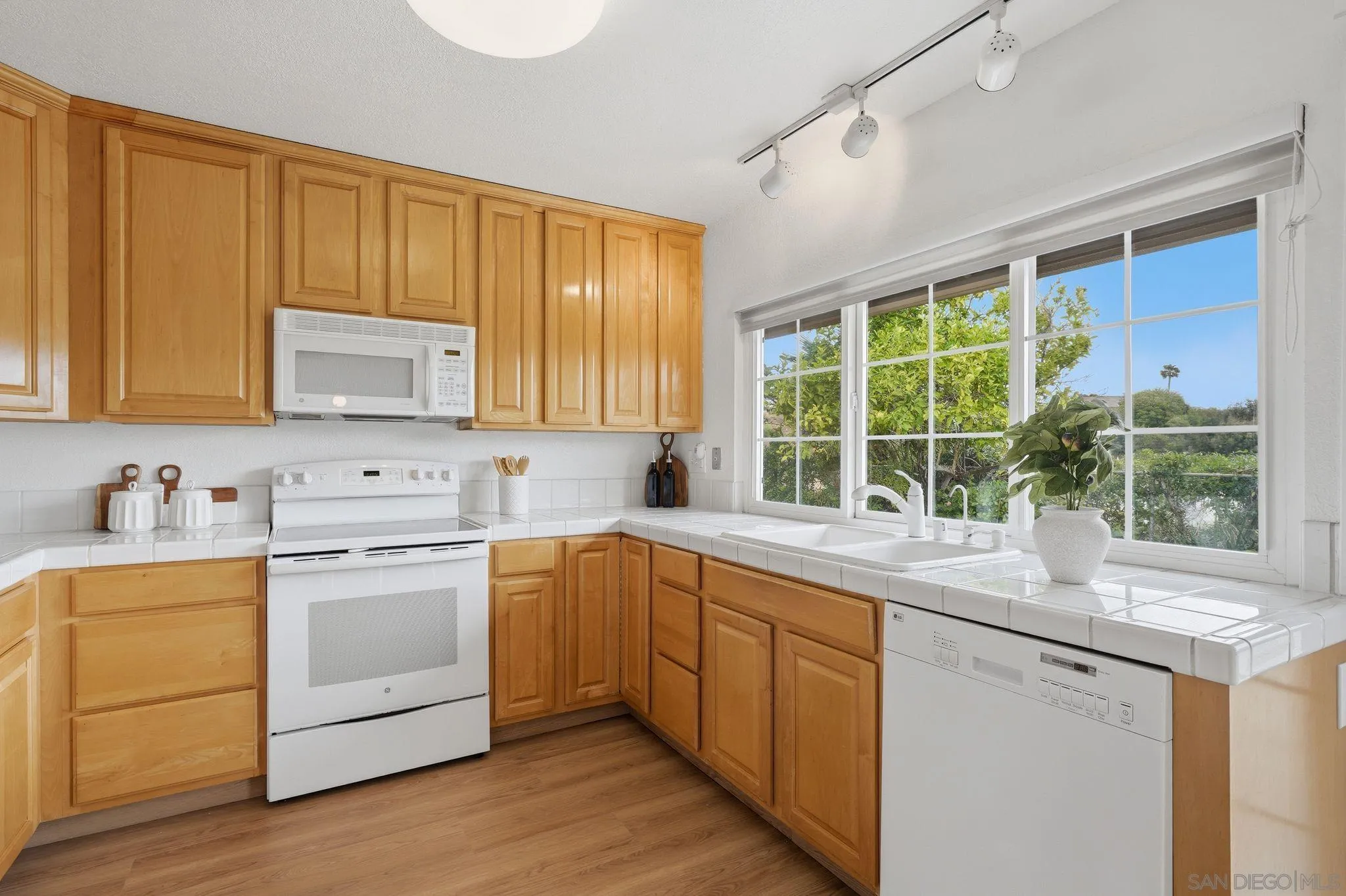 https://cdn.realtyfeed.com/cdn/127/260012949/1399e1b685547991dac93bf4d35d725f.webp