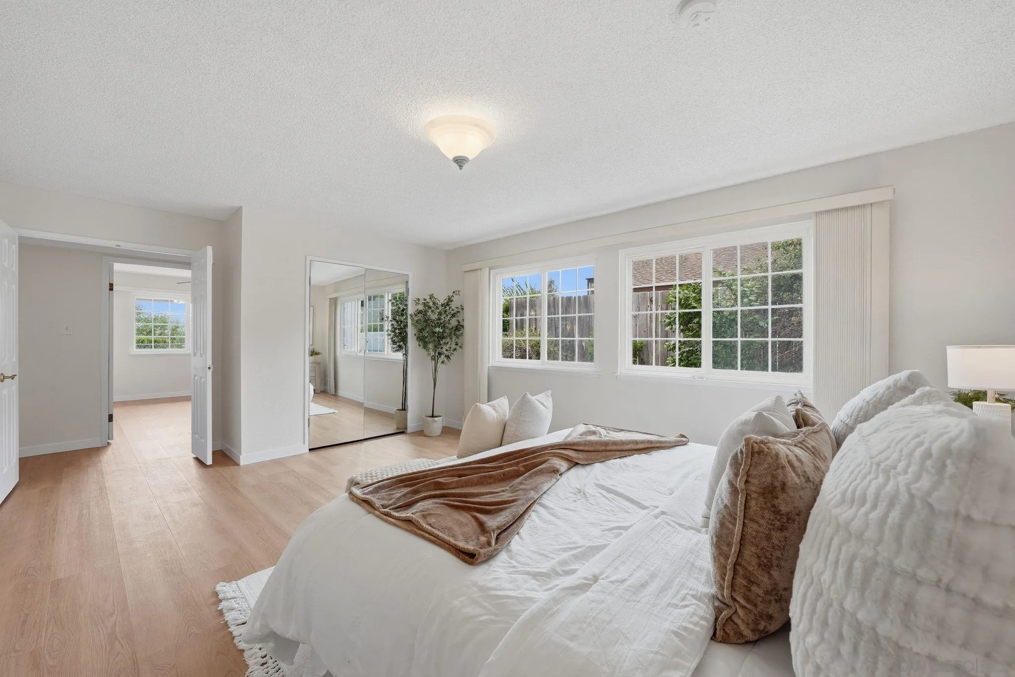 https://cdn.realtyfeed.com/cdn/127/260012949/853ac039093548a21a71955713aa771f.webp