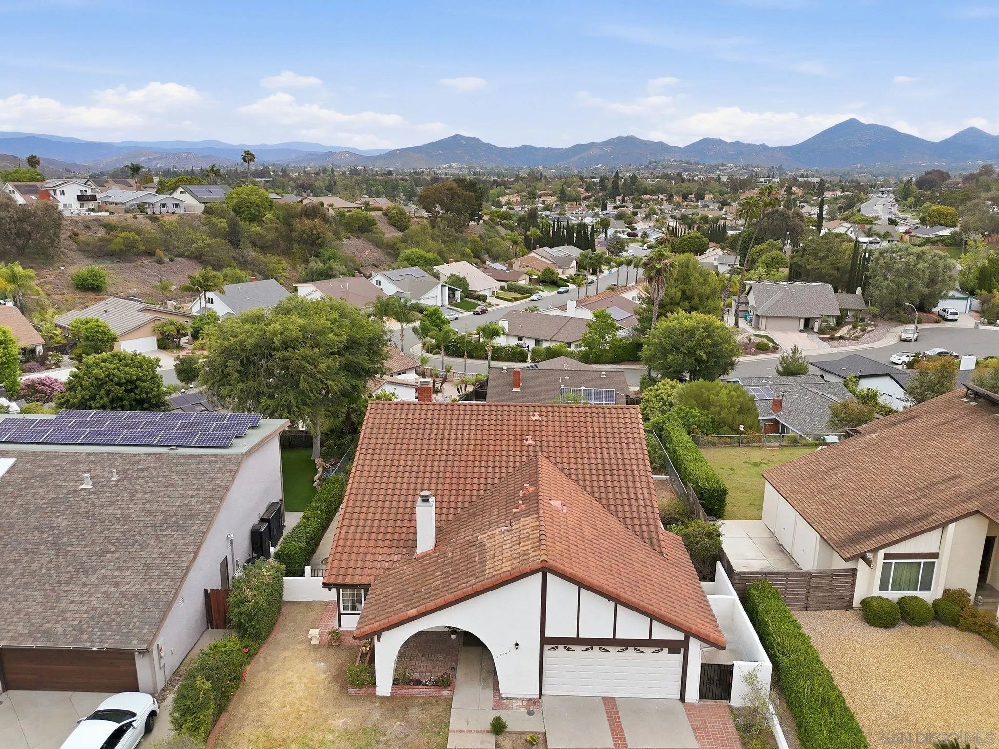 https://cdn.realtyfeed.com/cdn/127/260012949/91b51e471eb678f14be00d60bff042e4.webp