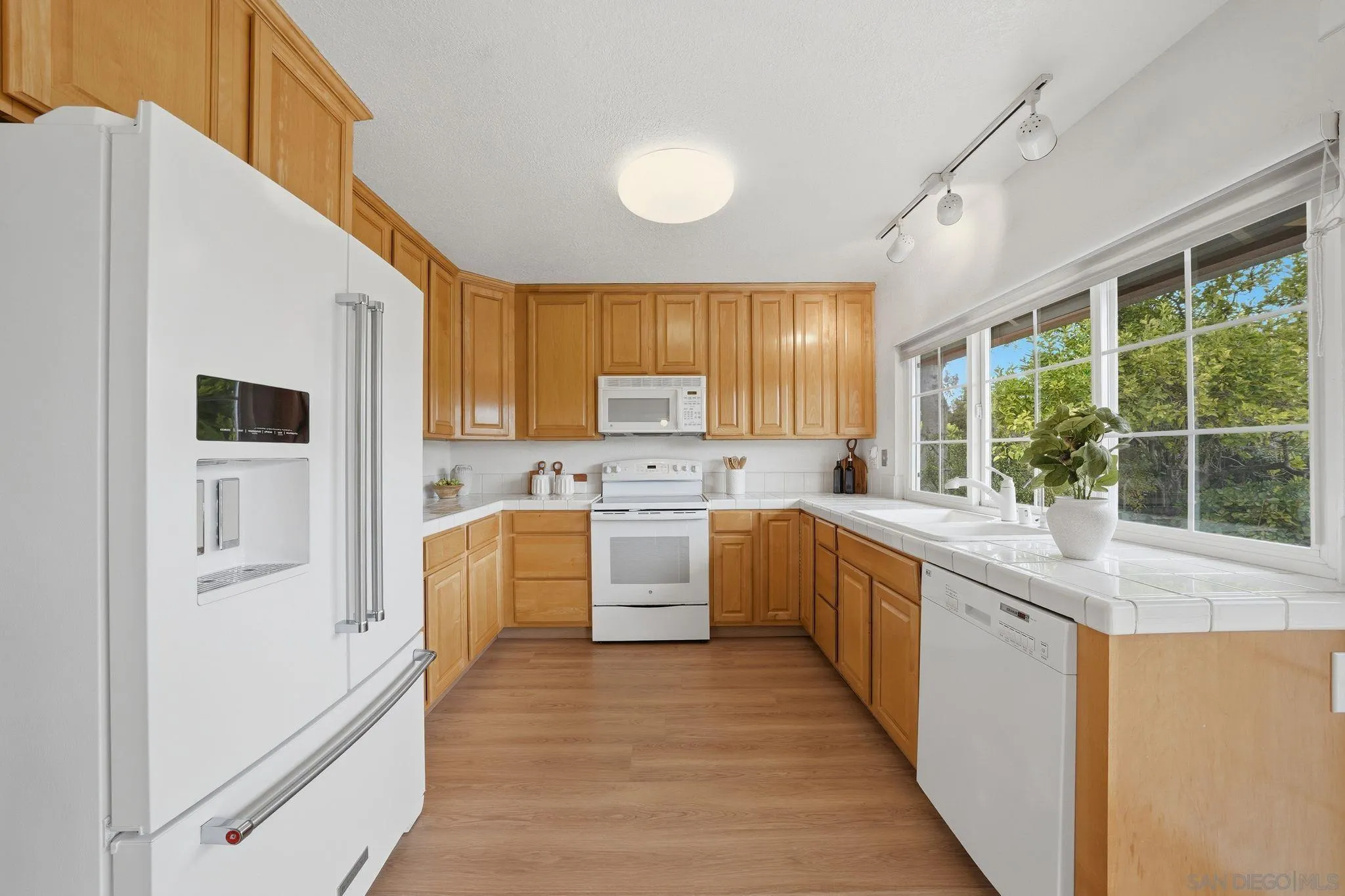 https://cdn.realtyfeed.com/cdn/127/260012949/9b911efbf82c00bdd3e183ad97359bb9.webp
