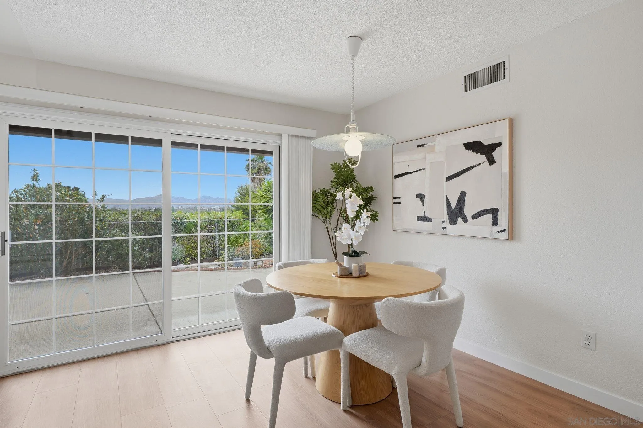https://cdn.realtyfeed.com/cdn/127/260012949/c0dcbdcd199c1a4cb2a9449a3c993cc8.webp
