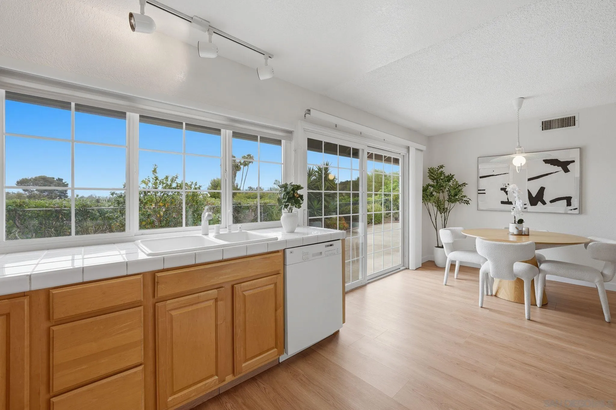 https://cdn.realtyfeed.com/cdn/127/260012949/ed66f69225400c0c711eb29e41971fc5.webp