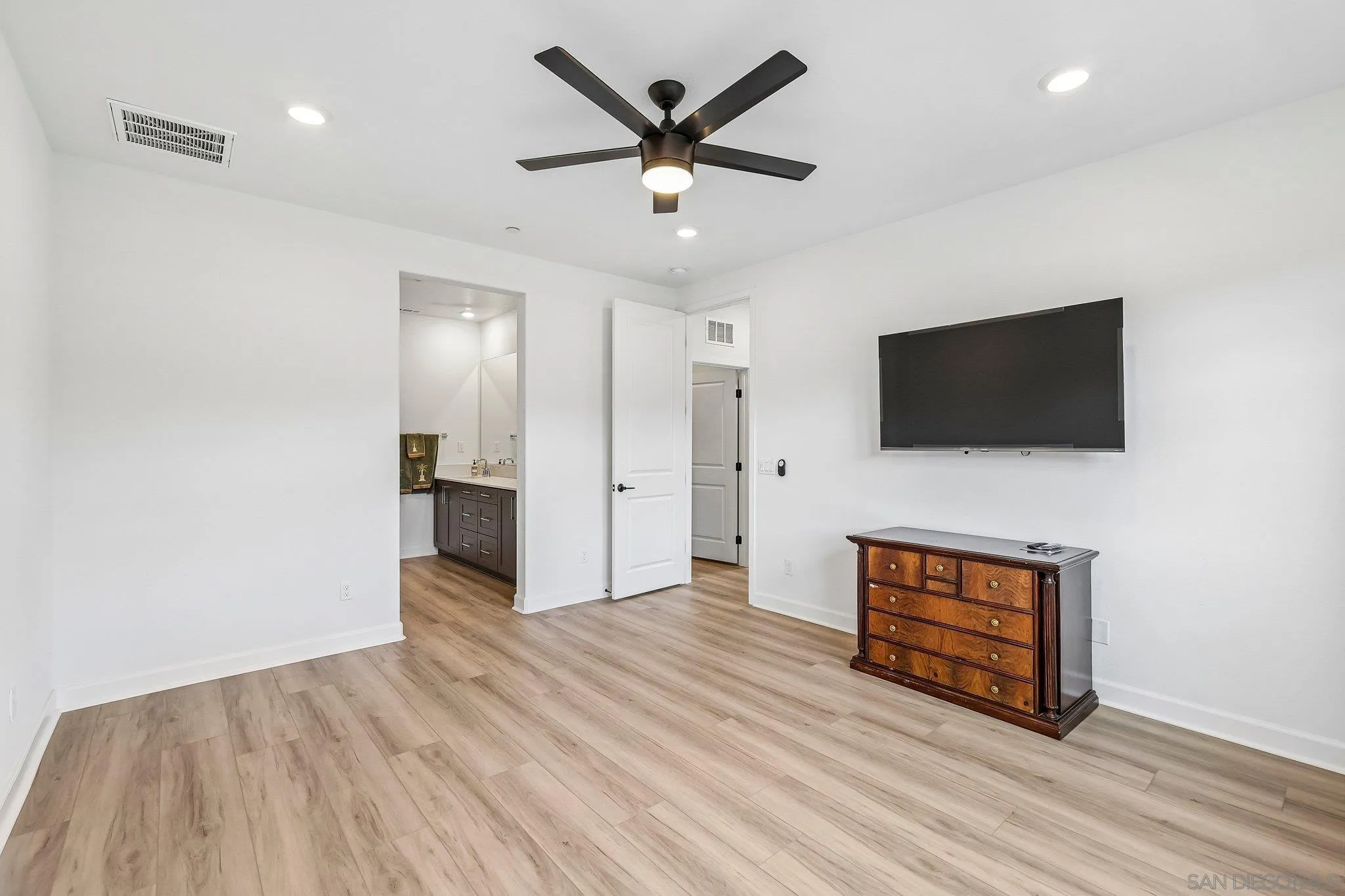 Photo #34: 260012953 Listing: Photo #34