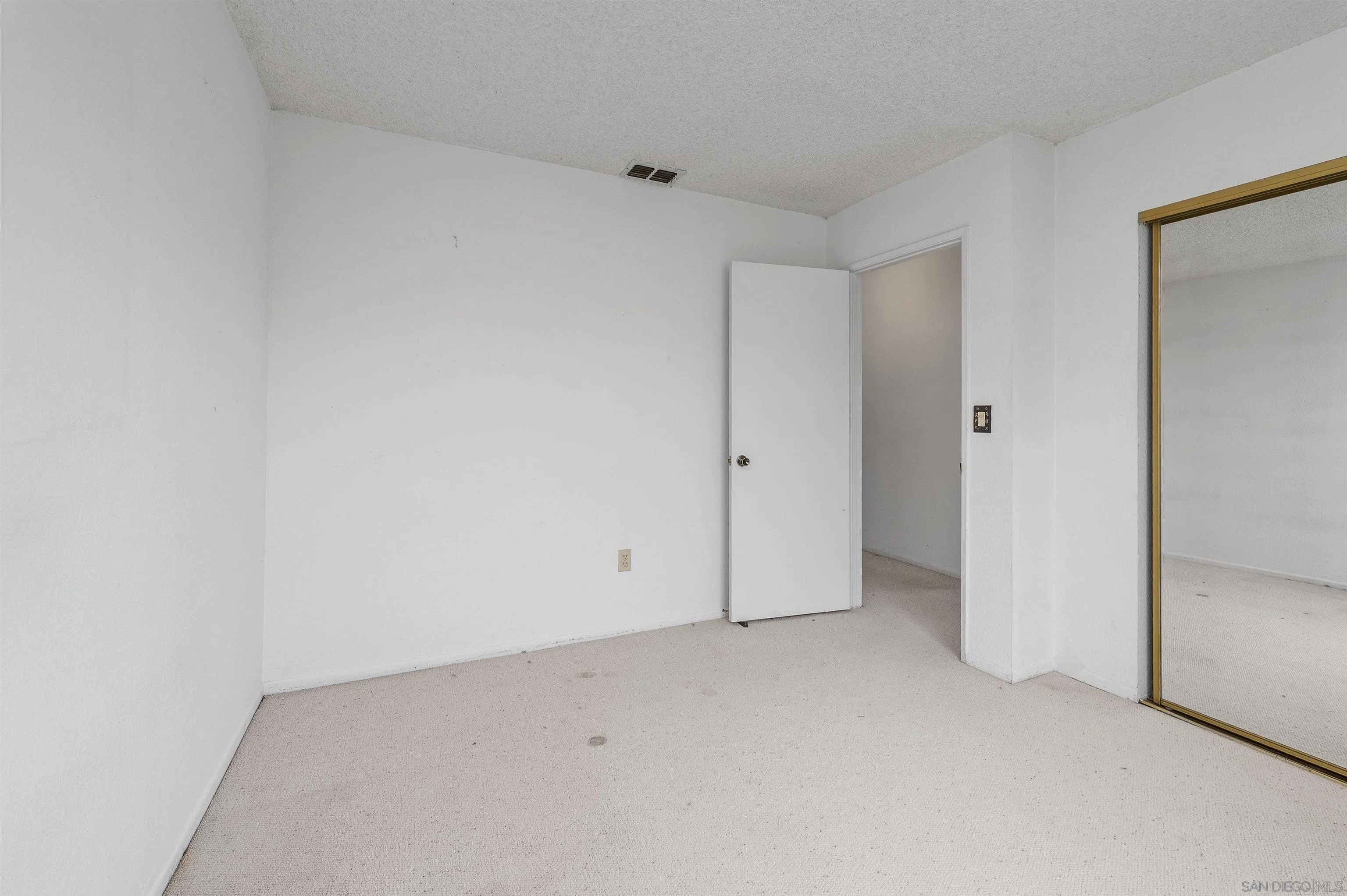 https://cdn.realtyfeed.com/cdn/127/260012955/9fb8bdd3f9c642bc8d490397bc0edc3f.webp