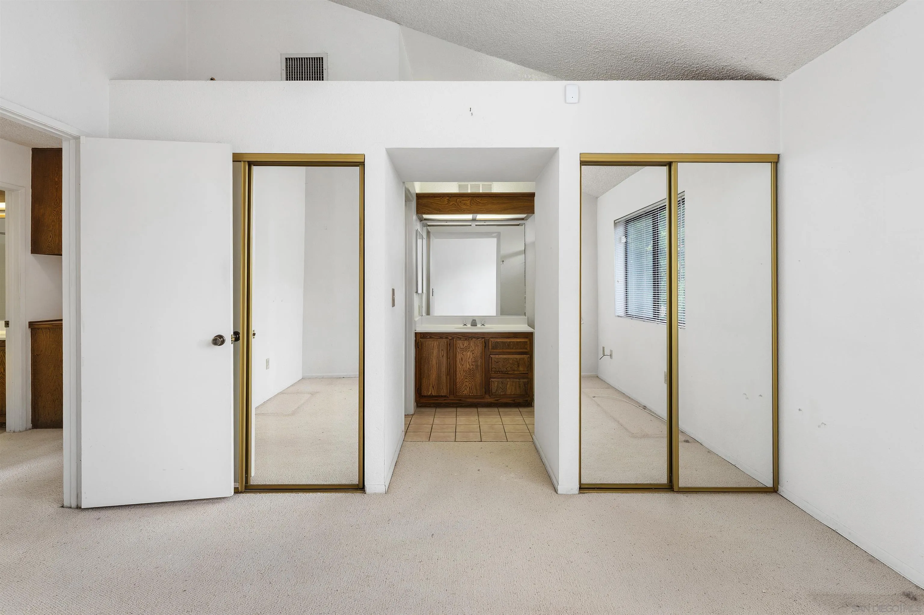 https://cdn.realtyfeed.com/cdn/127/260012955/aca0de86f109ccb46332cfbb5fdc6358.webp