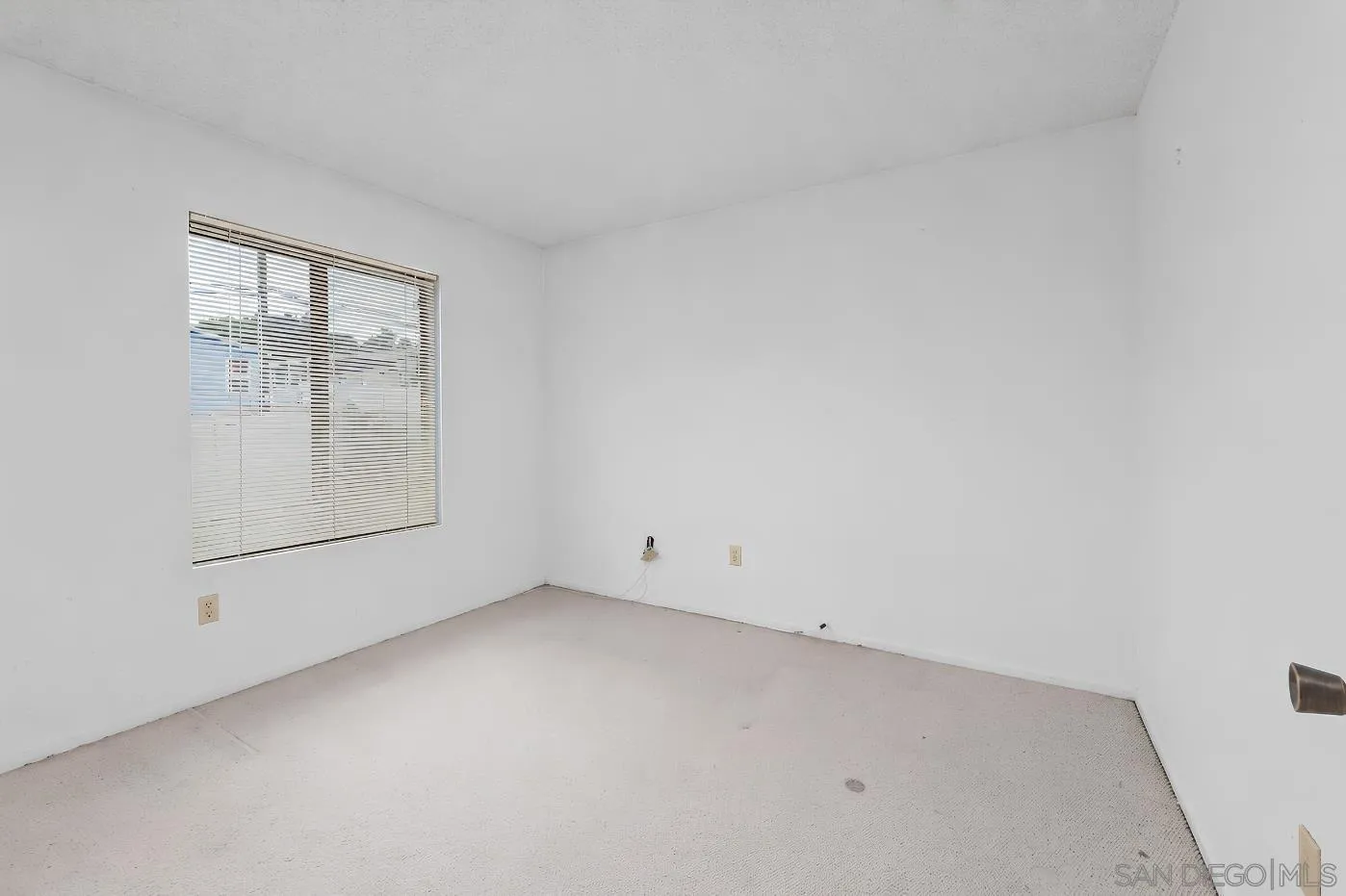 https://cdn.realtyfeed.com/cdn/127/260012955/b70c40179d0a1f65ef208920fc526ecb.webp