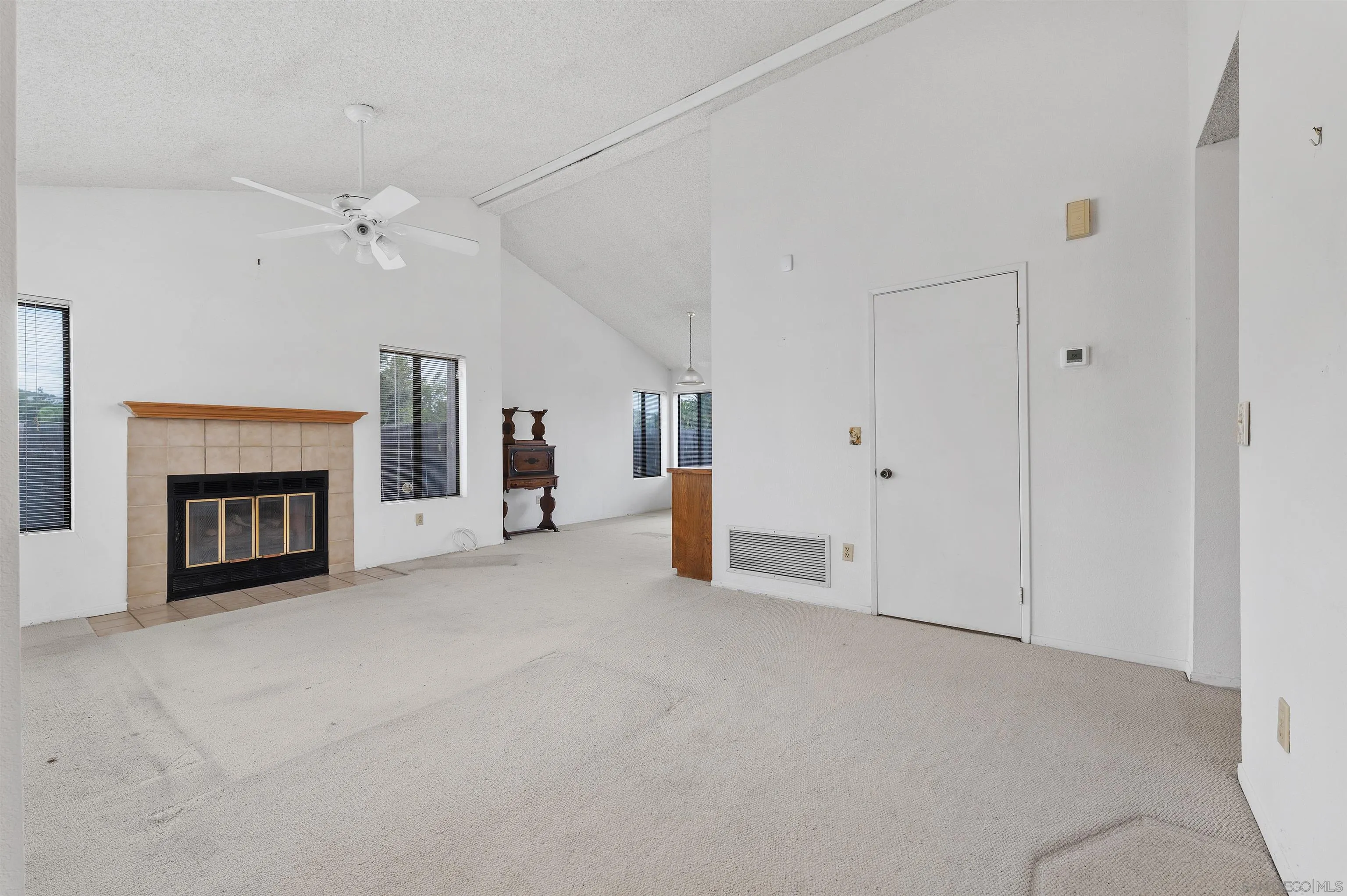 https://cdn.realtyfeed.com/cdn/127/260012955/c1f05f3d20e6e49ea7ef09f77e817c1d.webp