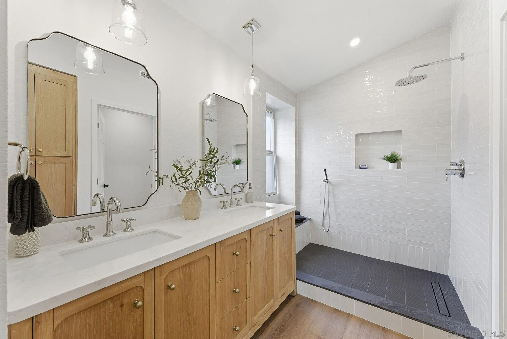 https://cdn.realtyfeed.com/cdn/127/260012962/8425f80c764f44e9d70966213c02fb37.webp