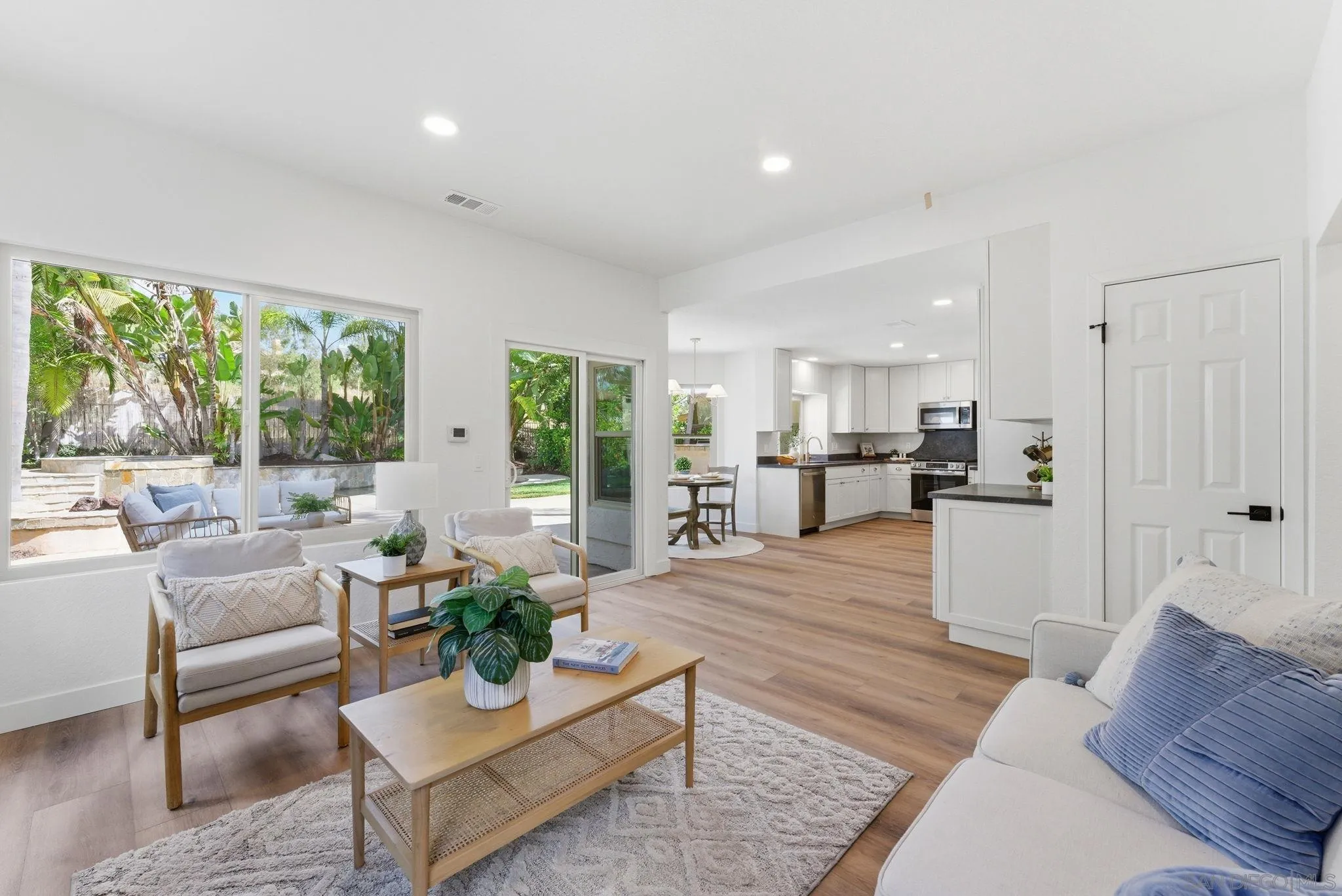 https://cdn.realtyfeed.com/cdn/127/260012962/8fa61f0148eeff0a9e68c95873eeaa9c.webp