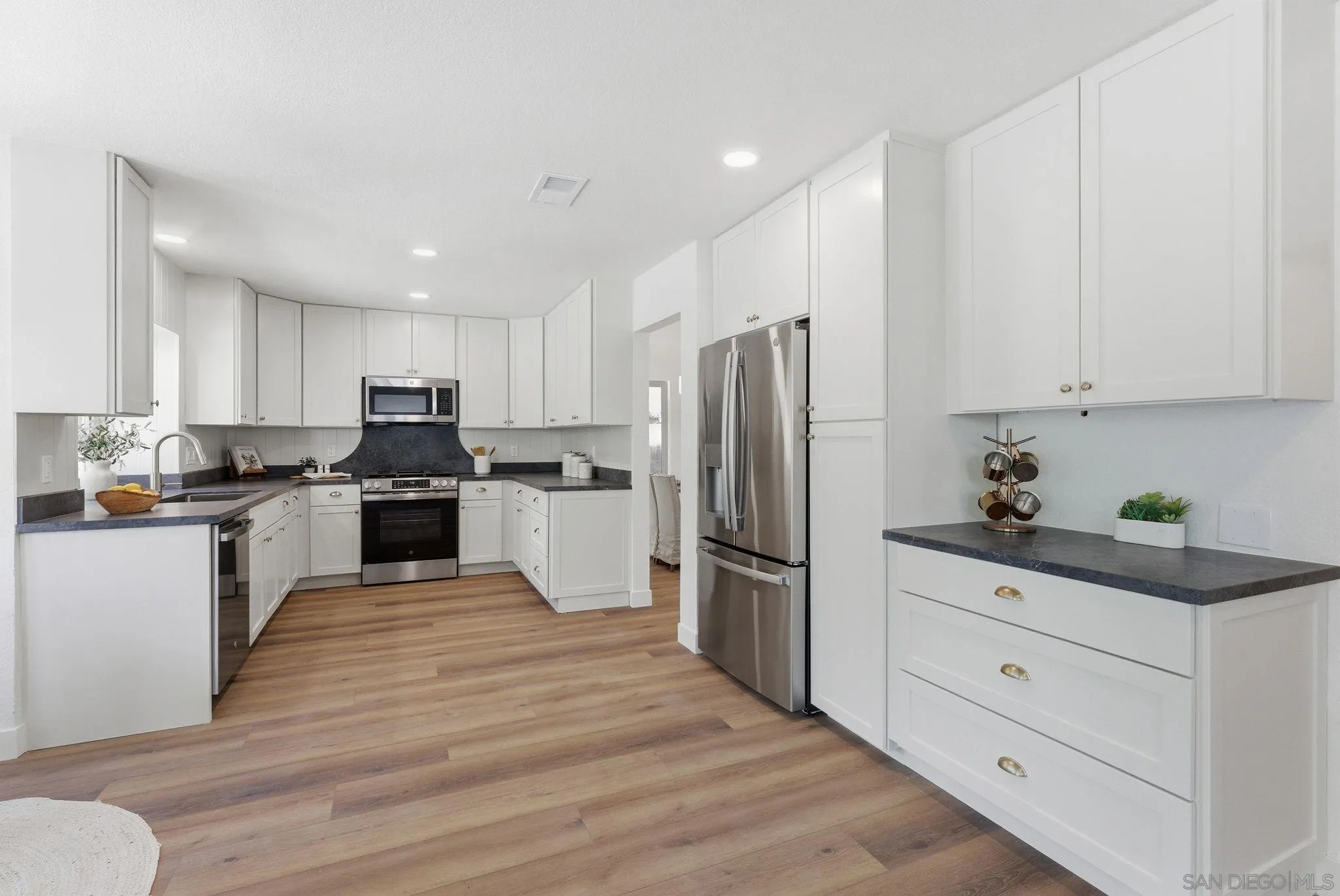 https://cdn.realtyfeed.com/cdn/127/260012962/e20b8c3eb5ed796e0a87a9f1606f469e.webp