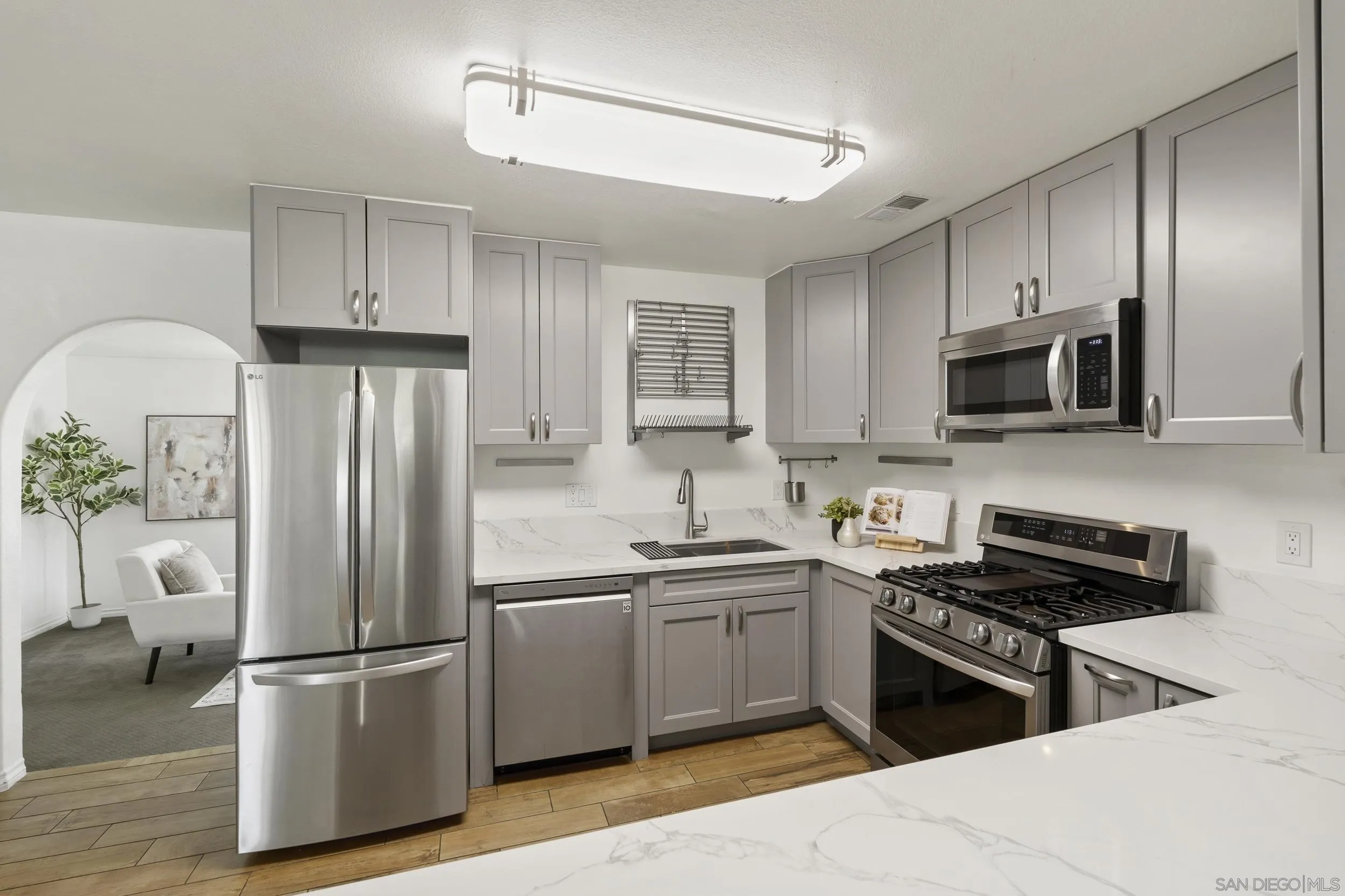 https://cdn.realtyfeed.com/cdn/127/260012963/1ba5e1baf6de09872d0f14cdfb911bb9.webp