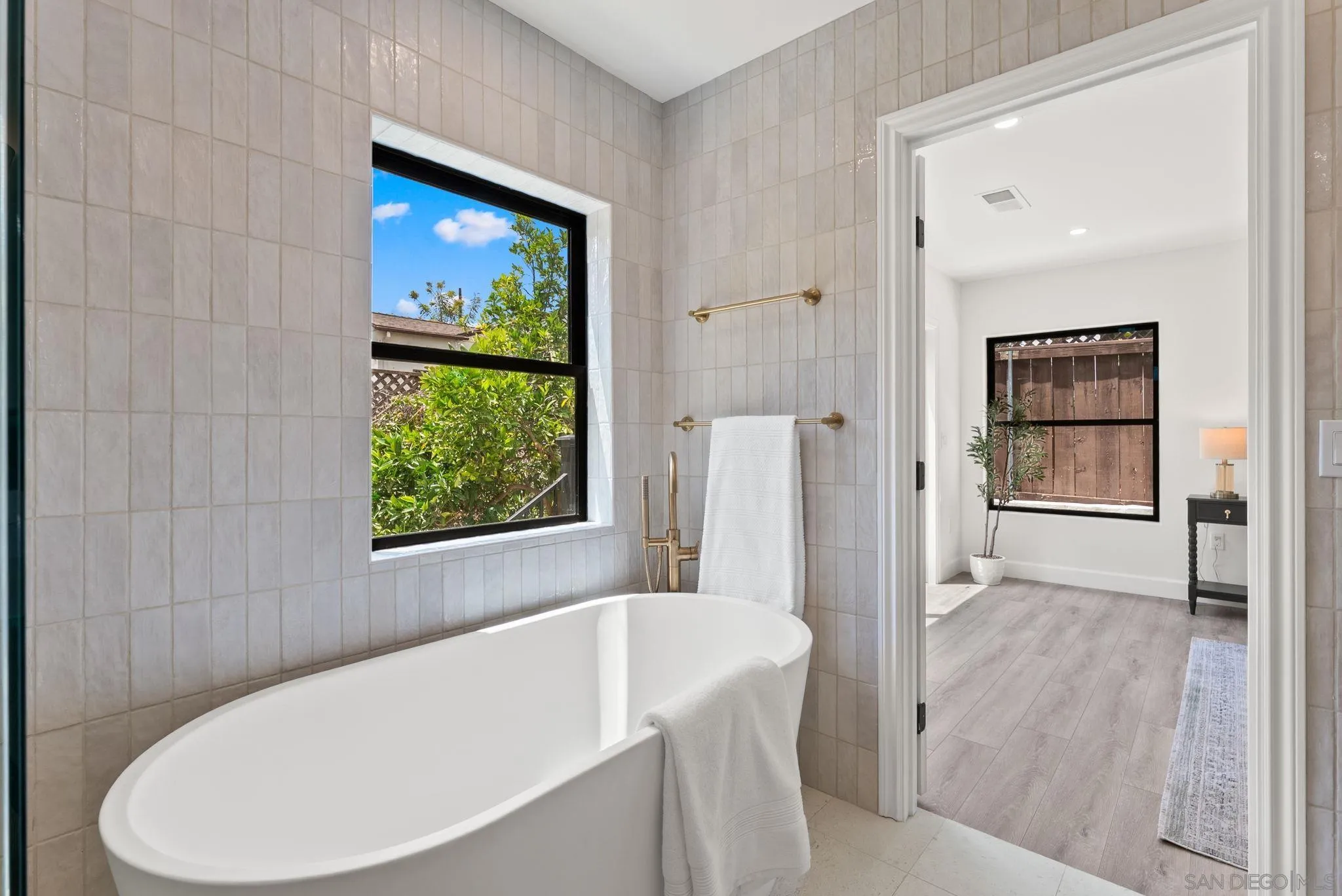 https://cdn.realtyfeed.com/cdn/127/260012980/7c08a5dd4b4e436140a61bfe185f4dfc.webp