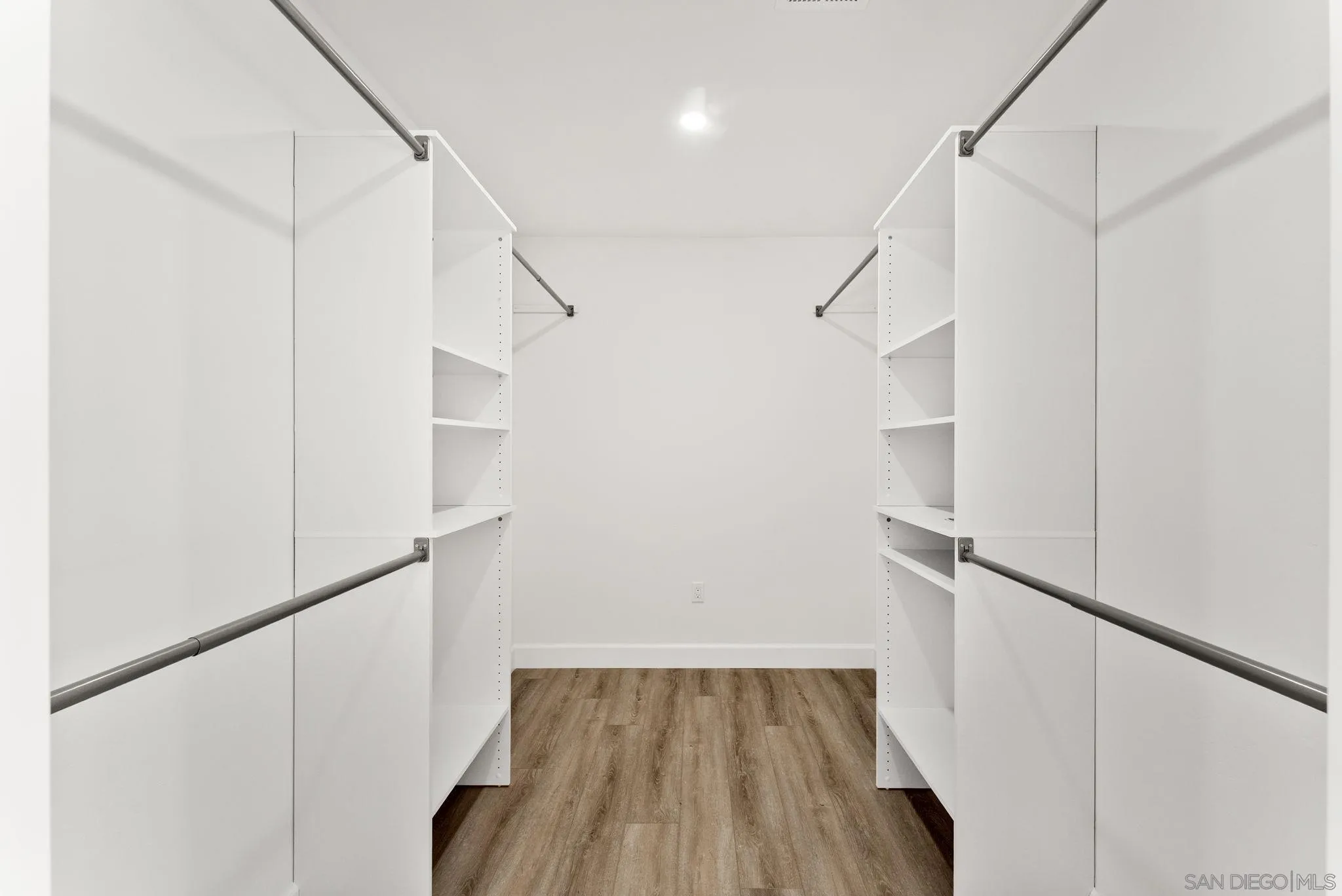 https://cdn.realtyfeed.com/cdn/127/260012980/e219d8906010b3290ca65c759f333b30.webp