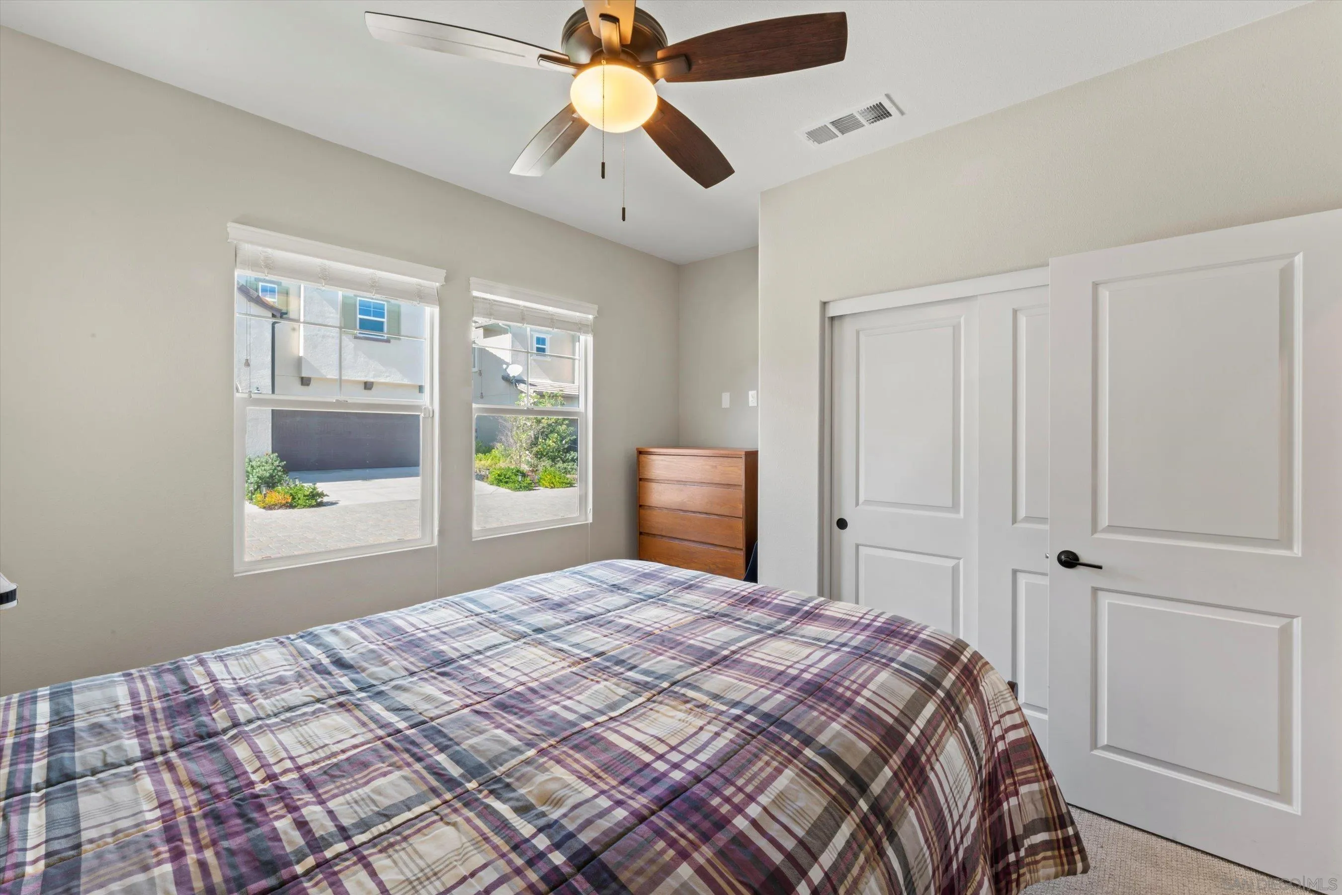 https://cdn.realtyfeed.com/cdn/127/260012991/0d433fd9c4e2e53f4f3dbecb6ffdfe13.webp