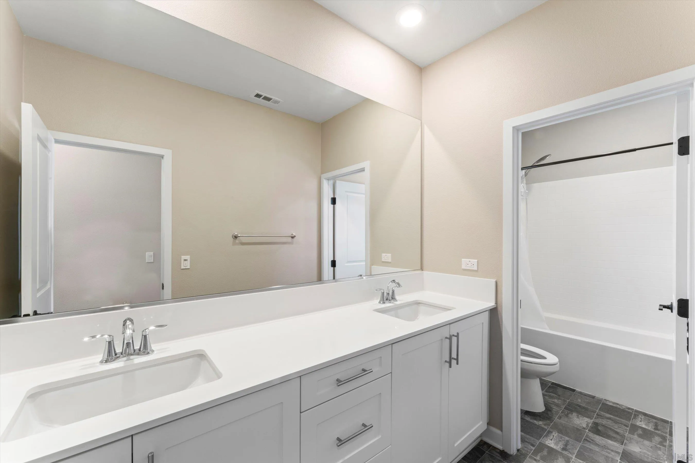 https://cdn.realtyfeed.com/cdn/127/260012991/14d0a94f35ea25c2f02ec301c3f6cb0f.webp