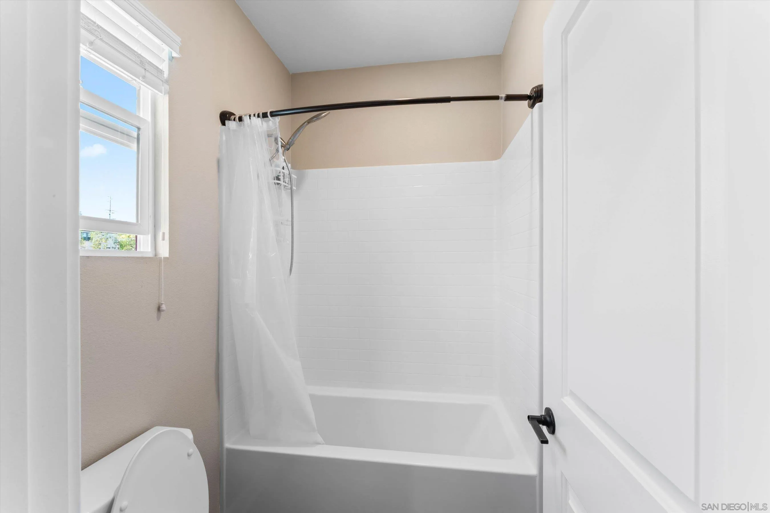 https://cdn.realtyfeed.com/cdn/127/260012991/daf51f4ed2ef84379808f99c6741bd97.webp