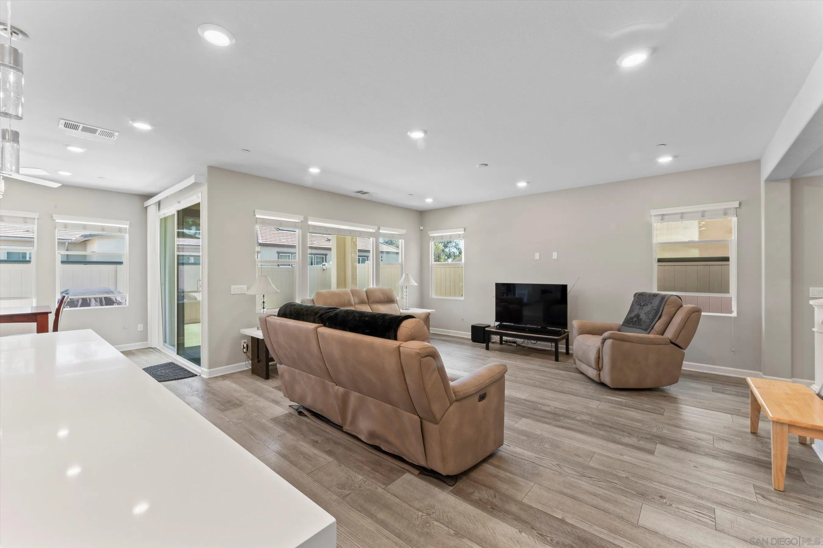 https://cdn.realtyfeed.com/cdn/127/260012991/f5c408caead656893c1802d6963abd86.webp
