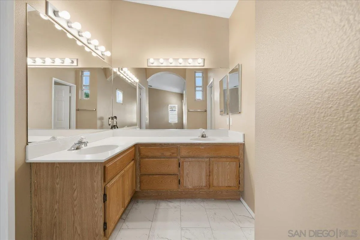 https://cdn.realtyfeed.com/cdn/127/260012996/25bfa0d1c816ebe7966b12005fc733b9.webp