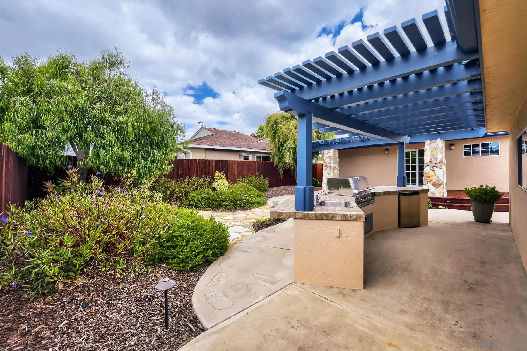 https://cdn.realtyfeed.com/cdn/127/260013001/1633fecc08ff1f2b63fa2cf5fcabc737.webp