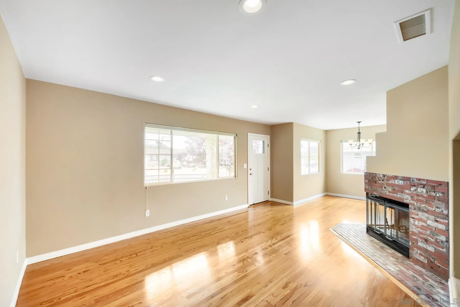 https://cdn.realtyfeed.com/cdn/127/260013001/25eca7f40e02b89dcb2db32a9926fe4a.webp