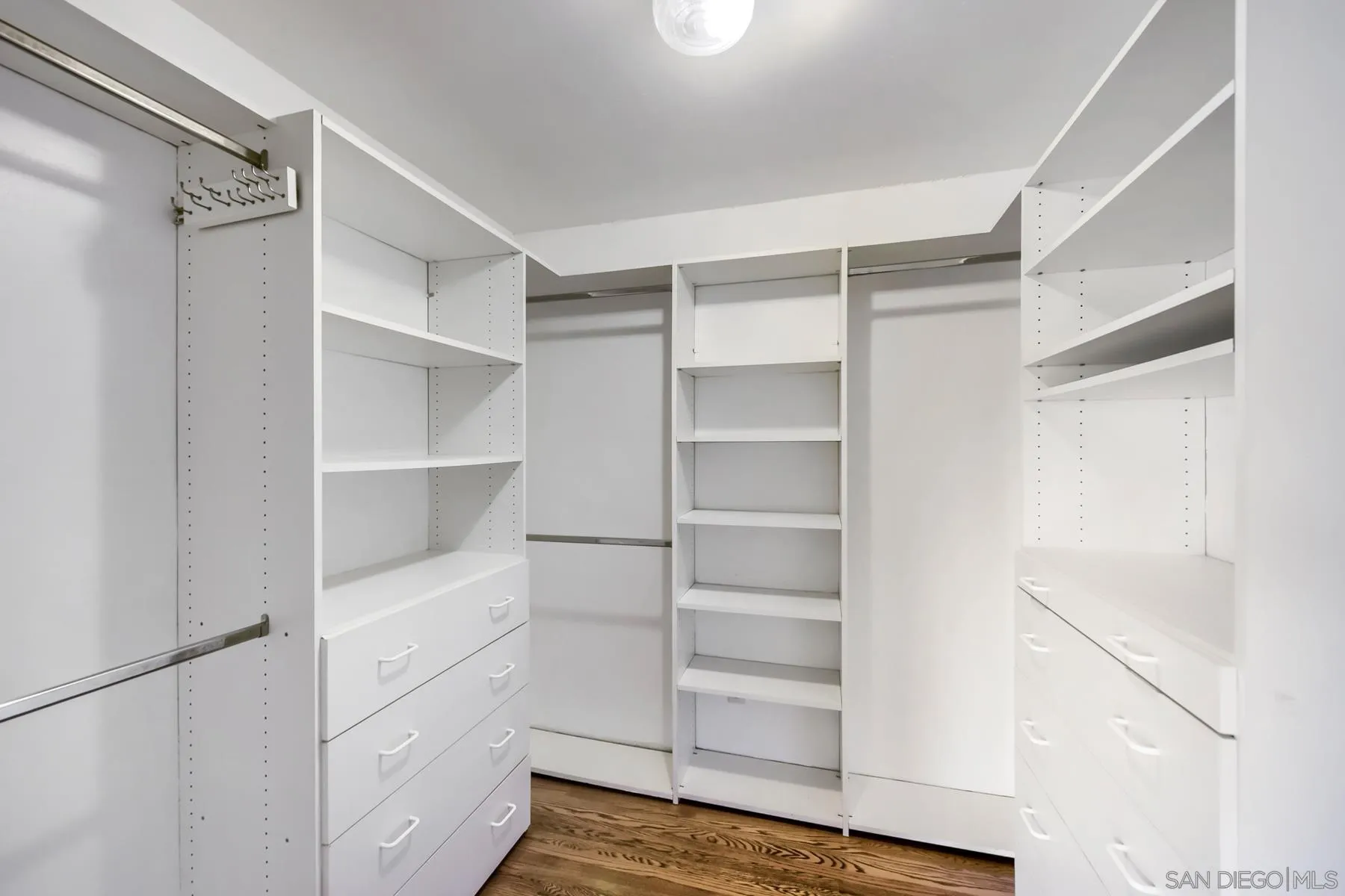 https://cdn.realtyfeed.com/cdn/127/260013001/5803402caf0e33665232e7721f0e7663.webp