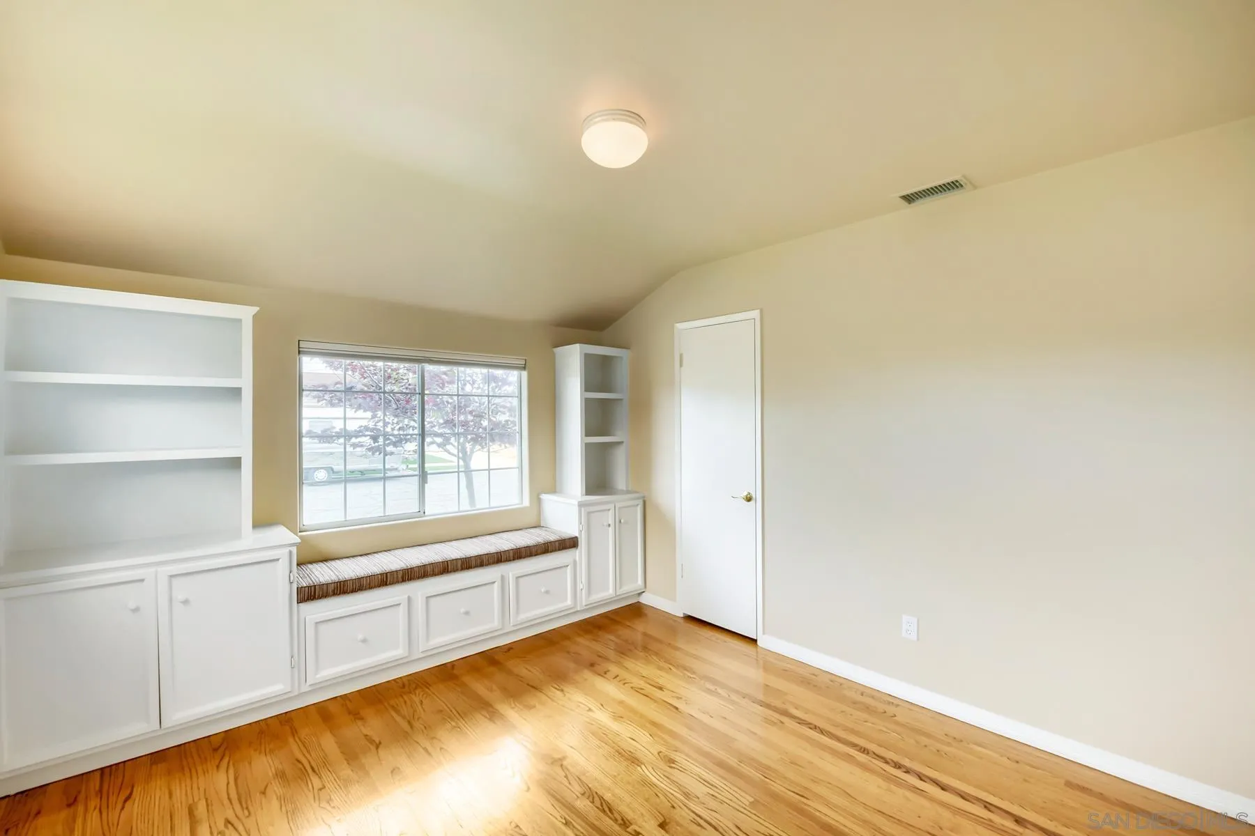 https://cdn.realtyfeed.com/cdn/127/260013001/df04289bc9ca36aad65b12c630645e67.webp