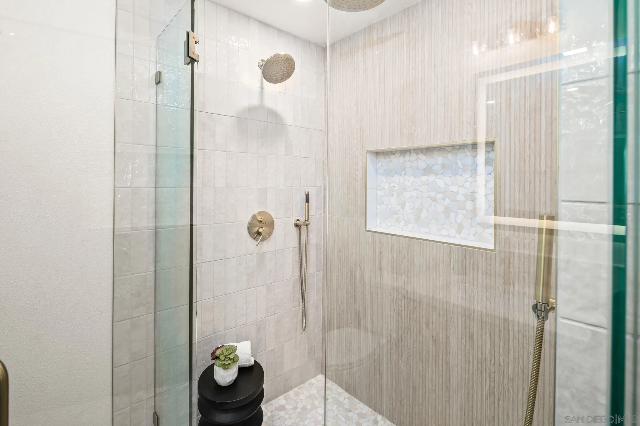 https://cdn.realtyfeed.com/cdn/127/260013002/90b7ae1ef449478da8647322180123cd.webp