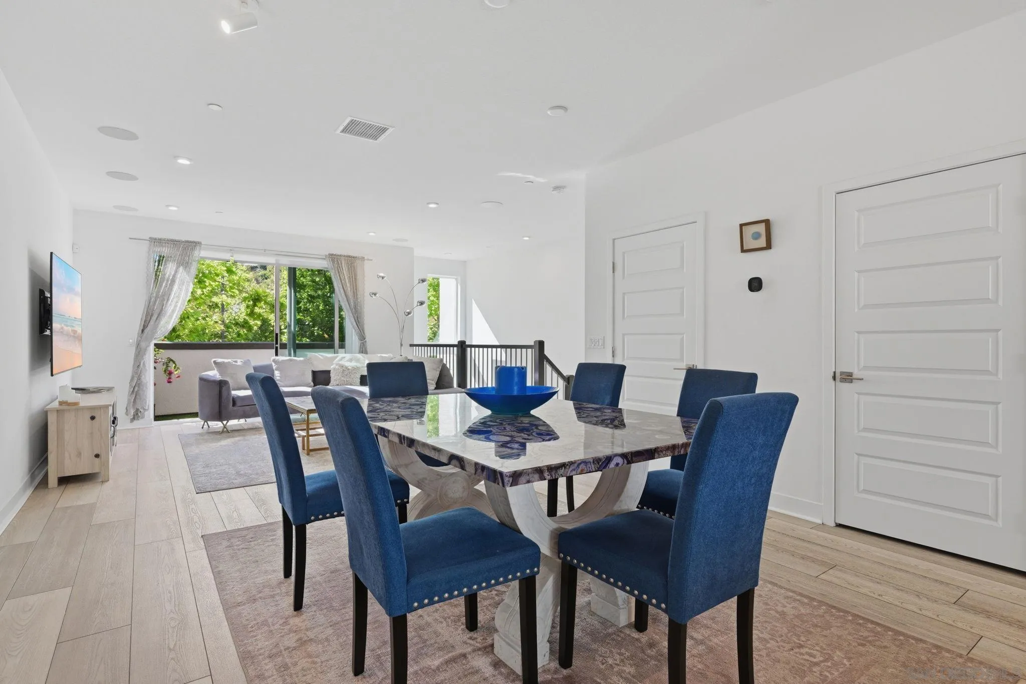 https://cdn.realtyfeed.com/cdn/127/260013044/92aafbbd7cbce83ea1dfe4e8d675d17e.webp