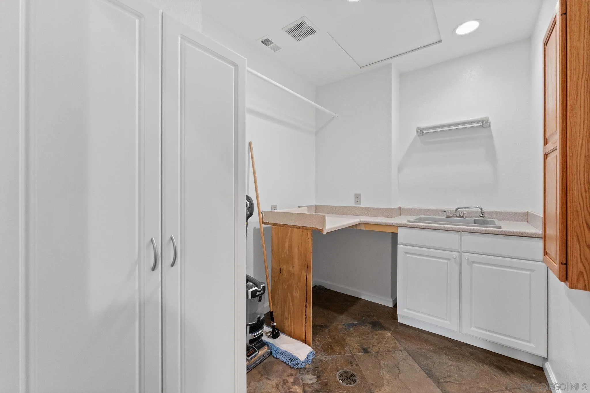 https://cdn.realtyfeed.com/cdn/127/260013057/5d4560a2771c6948a788827425f068bd.webp