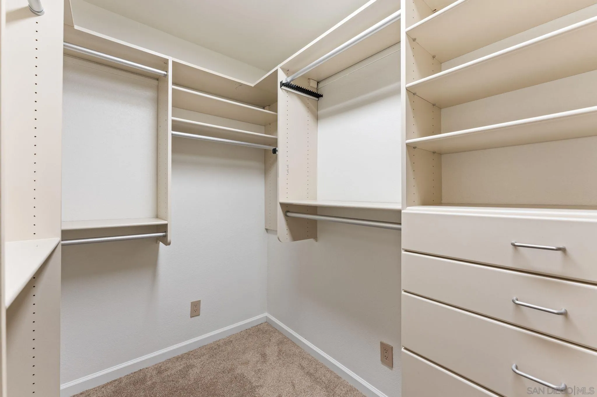 https://cdn.realtyfeed.com/cdn/127/260013057/9744cc9731d5ca48e14ce80925ac385a.webp