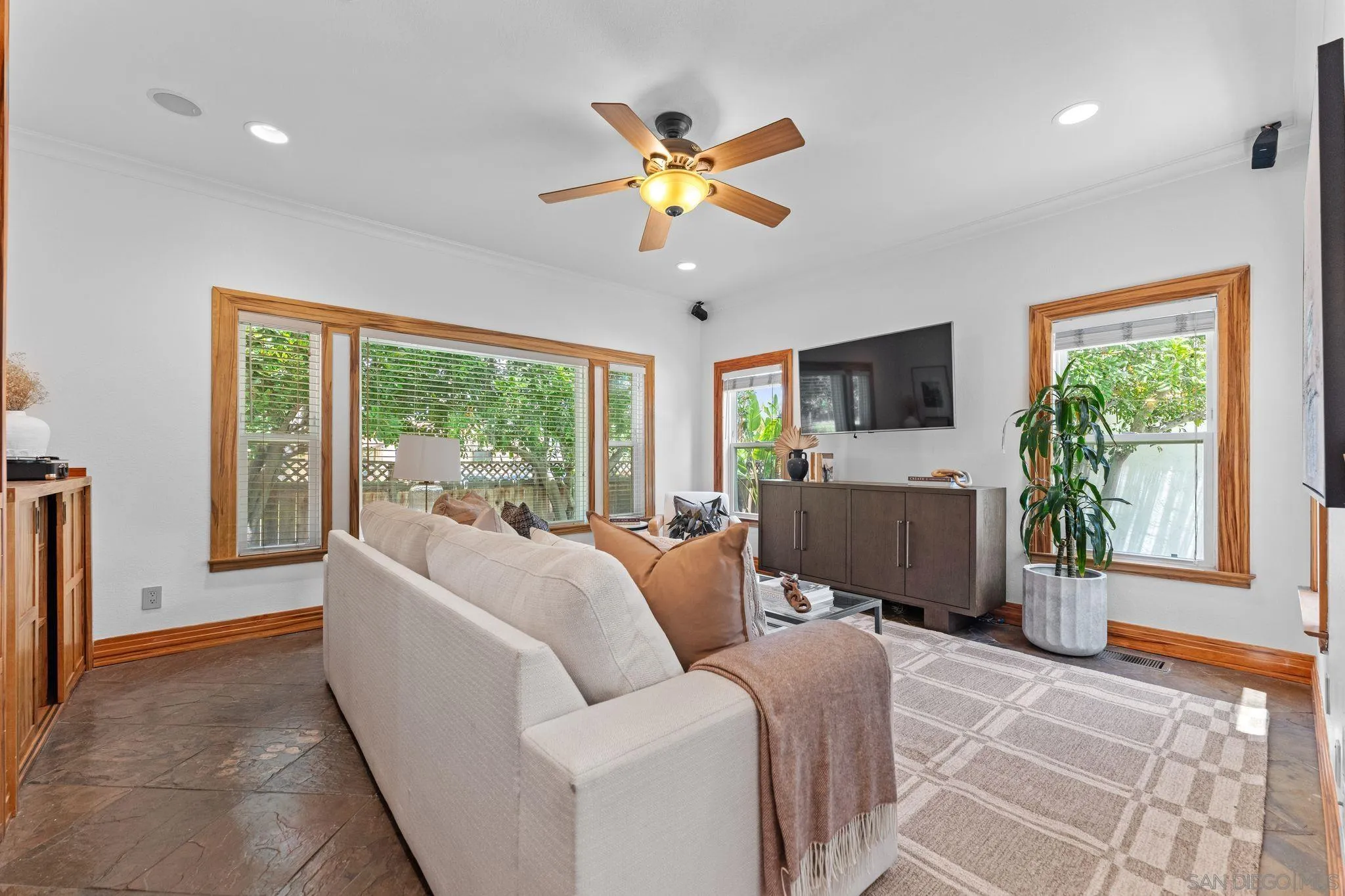 https://cdn.realtyfeed.com/cdn/127/260013057/d854f13568cd7e8fedc8f112beeea215.webp
