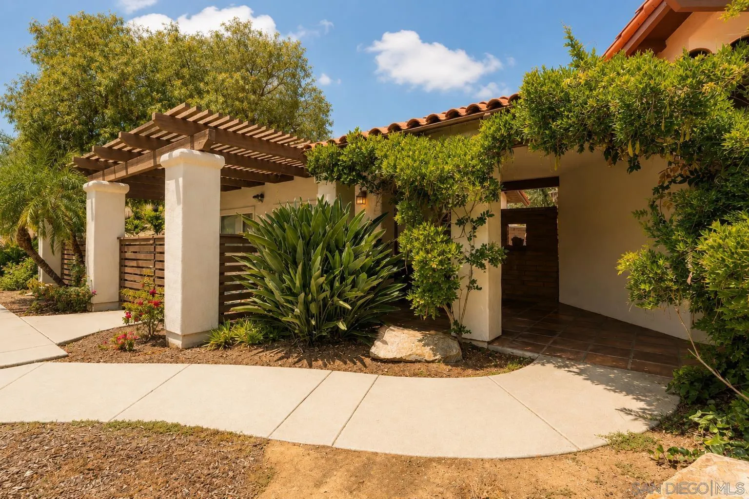https://cdn.realtyfeed.com/cdn/127/260013059/2db2a496e488b63291380410ad058487.webp