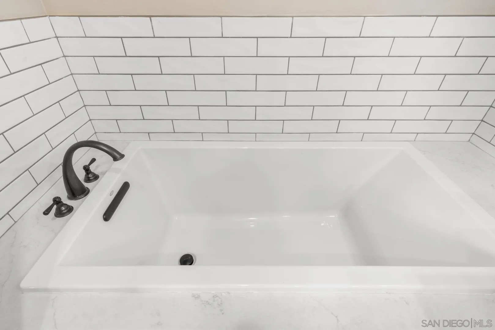 https://cdn.realtyfeed.com/cdn/127/260013059/54ca822f50db964a499ecd899f471e9d.webp