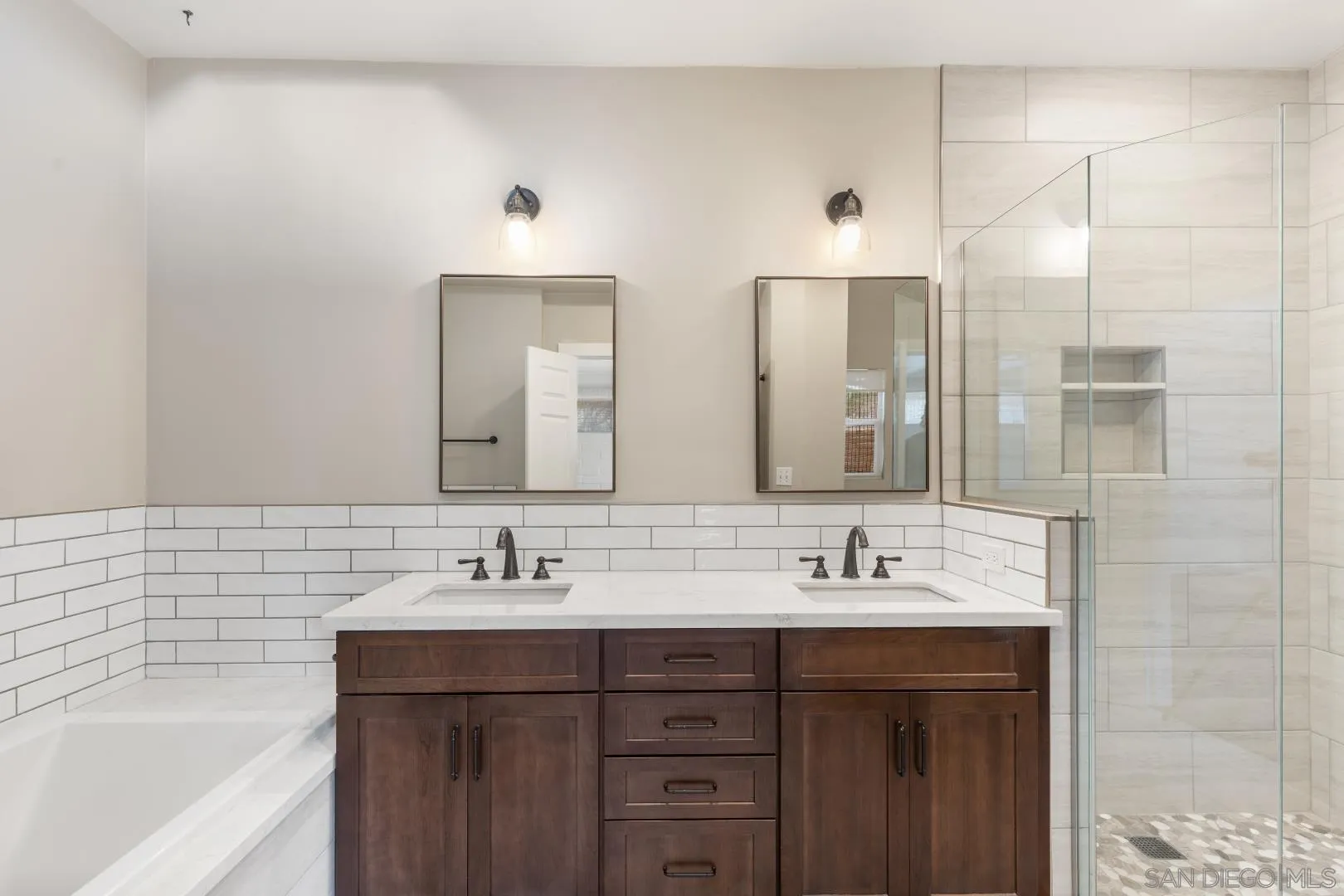 https://cdn.realtyfeed.com/cdn/127/260013059/950bd49c14c2dac41f296079ab996e46.webp