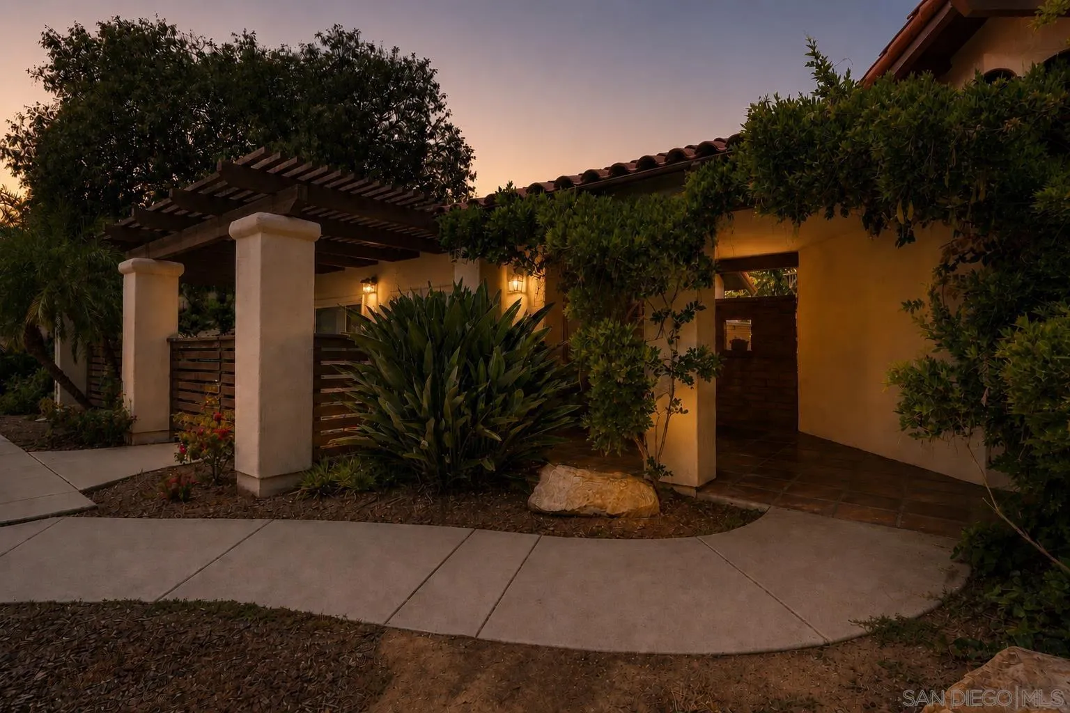https://cdn.realtyfeed.com/cdn/127/260013059/c66704627f076e39155050ca50eda21a.webp