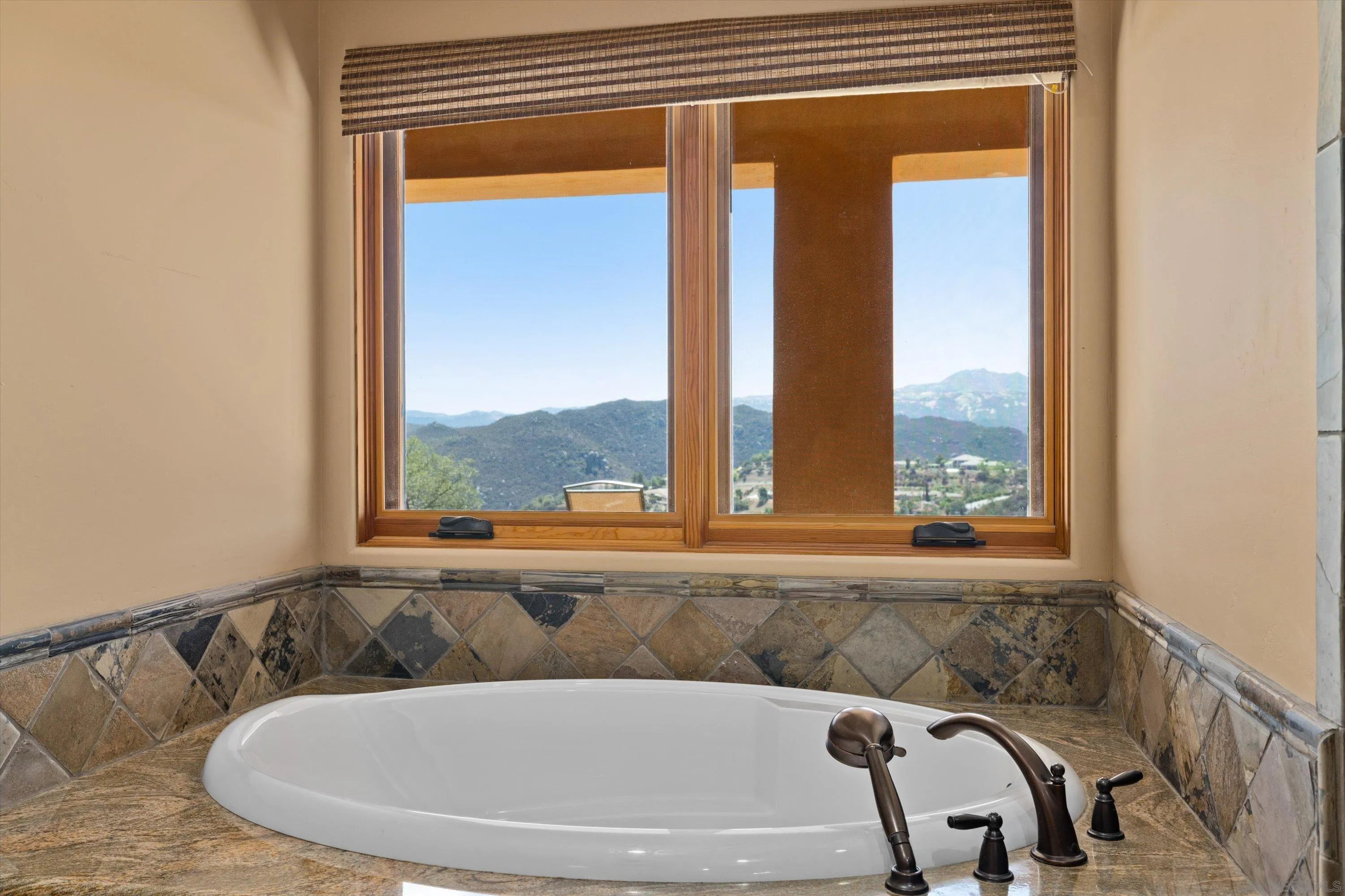 https://cdn.realtyfeed.com/cdn/127/260013069/0dec9a885479481182bc1bb10ed6533d.webp