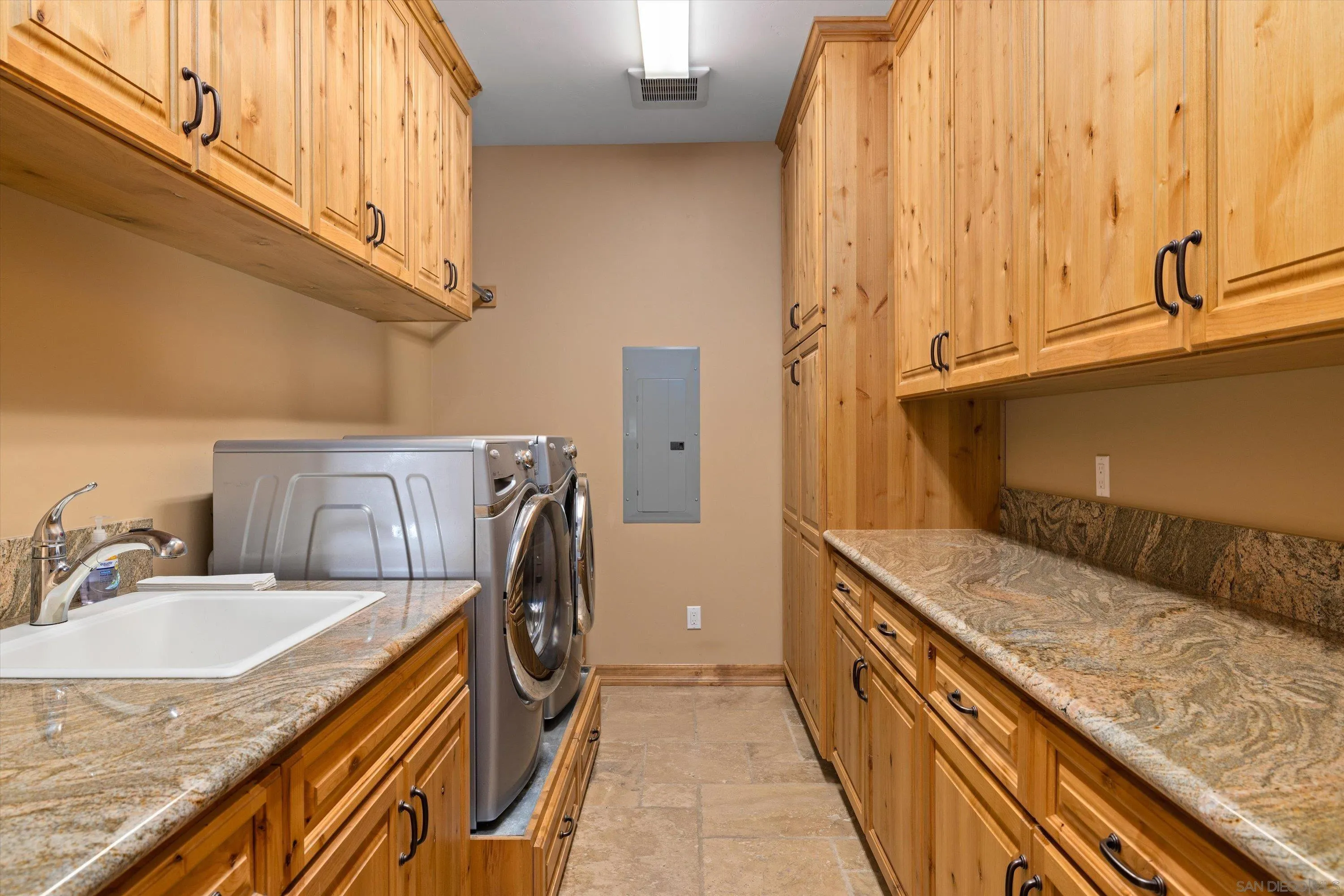 https://cdn.realtyfeed.com/cdn/127/260013069/724fd9e258e1568b6644cfd0bbd50295.webp