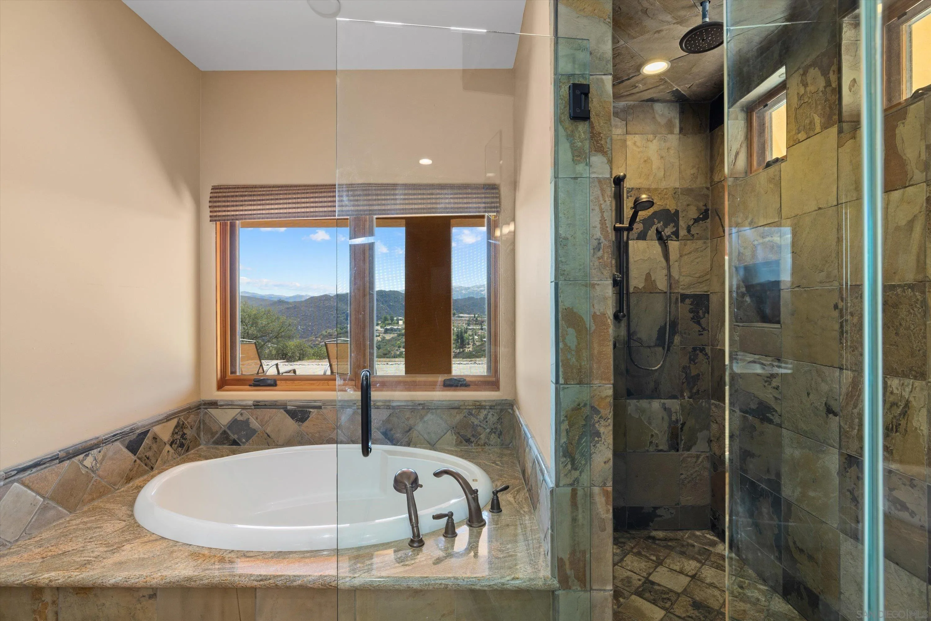https://cdn.realtyfeed.com/cdn/127/260013069/cd3a2cc462195f55b11af26834c78389.webp