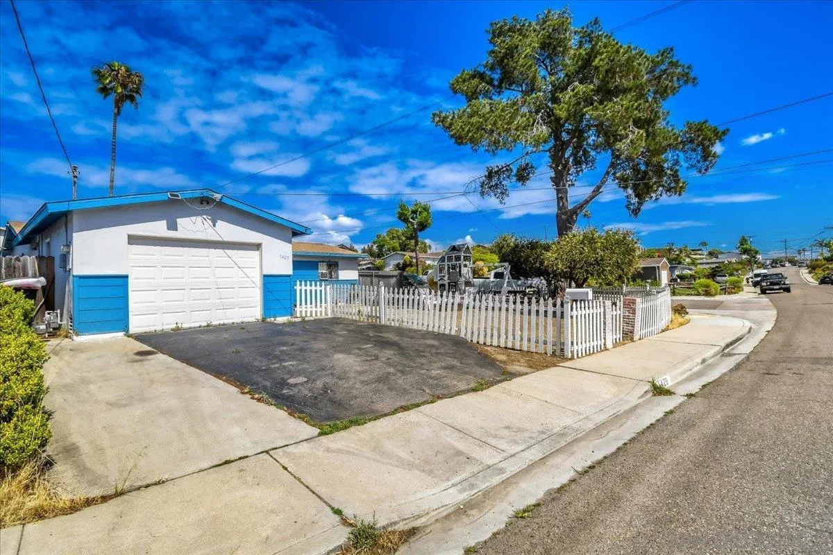 https://cdn.realtyfeed.com/cdn/127/260013085/97eb98bdf3d7621f0a6afaf487b67c2a.webp
