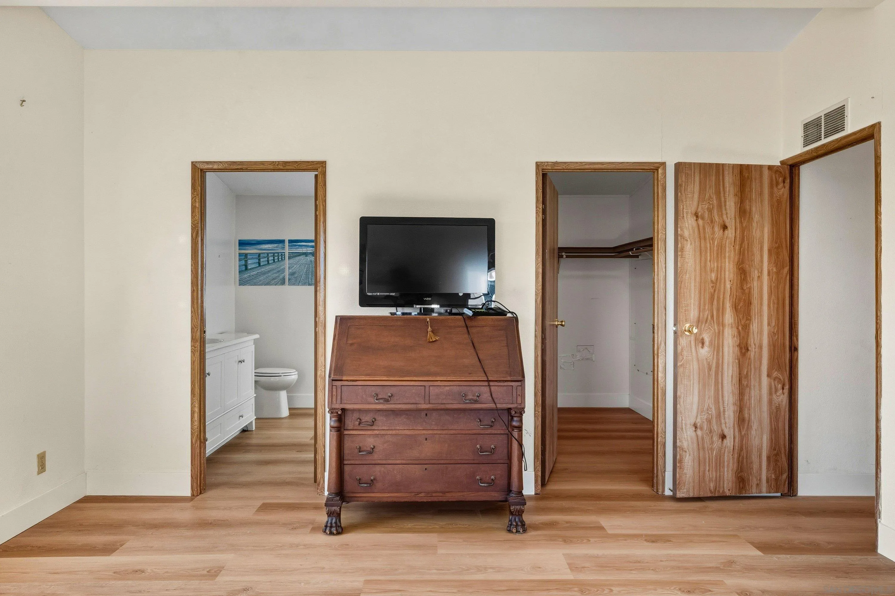 https://cdn.realtyfeed.com/cdn/127/260013094/aecf80337b7143ca6b5273f66b24ea4c.webp