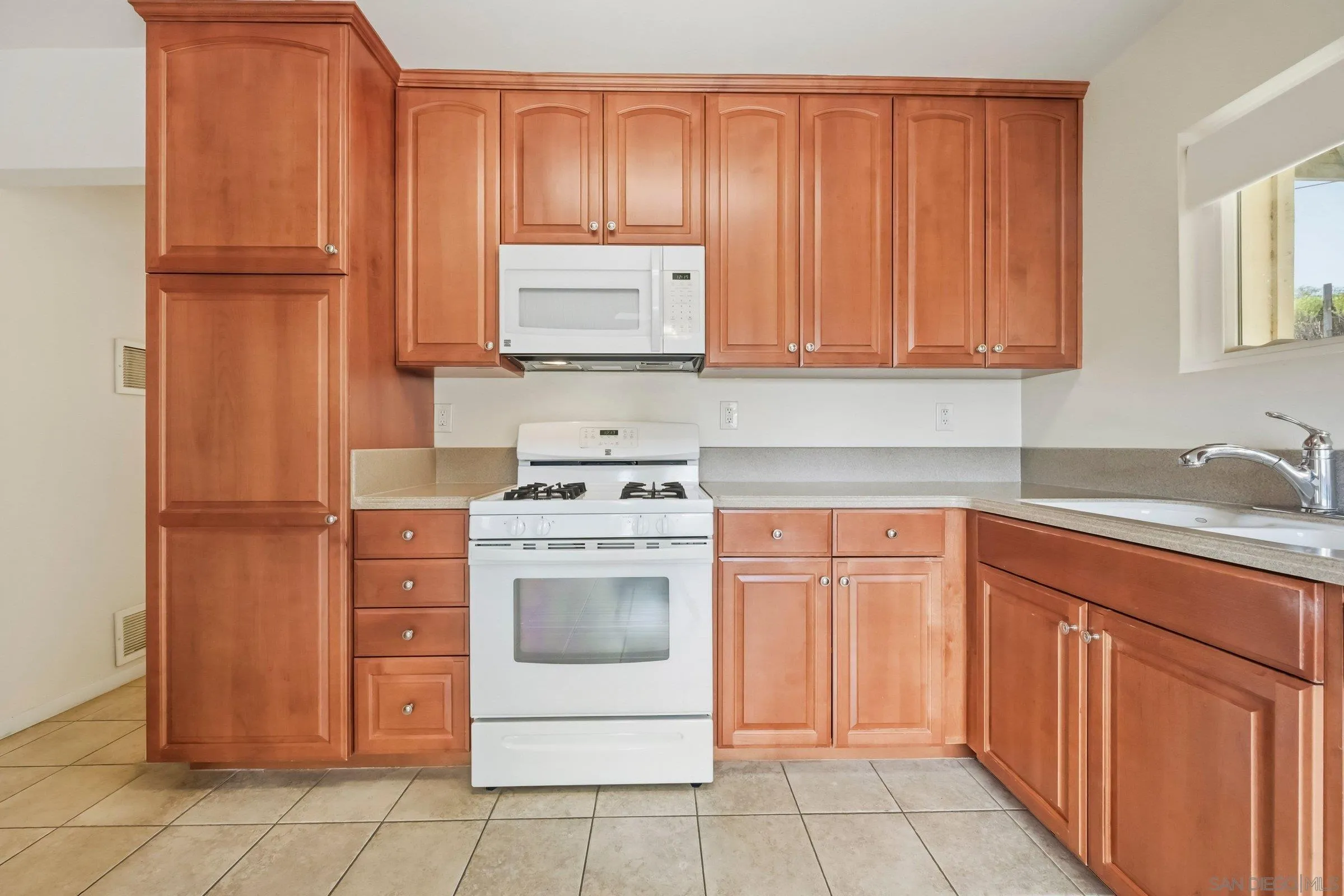 https://cdn.realtyfeed.com/cdn/127/260013097/91b8caf5ce7a5d4afcc0761f8f9b7109.webp