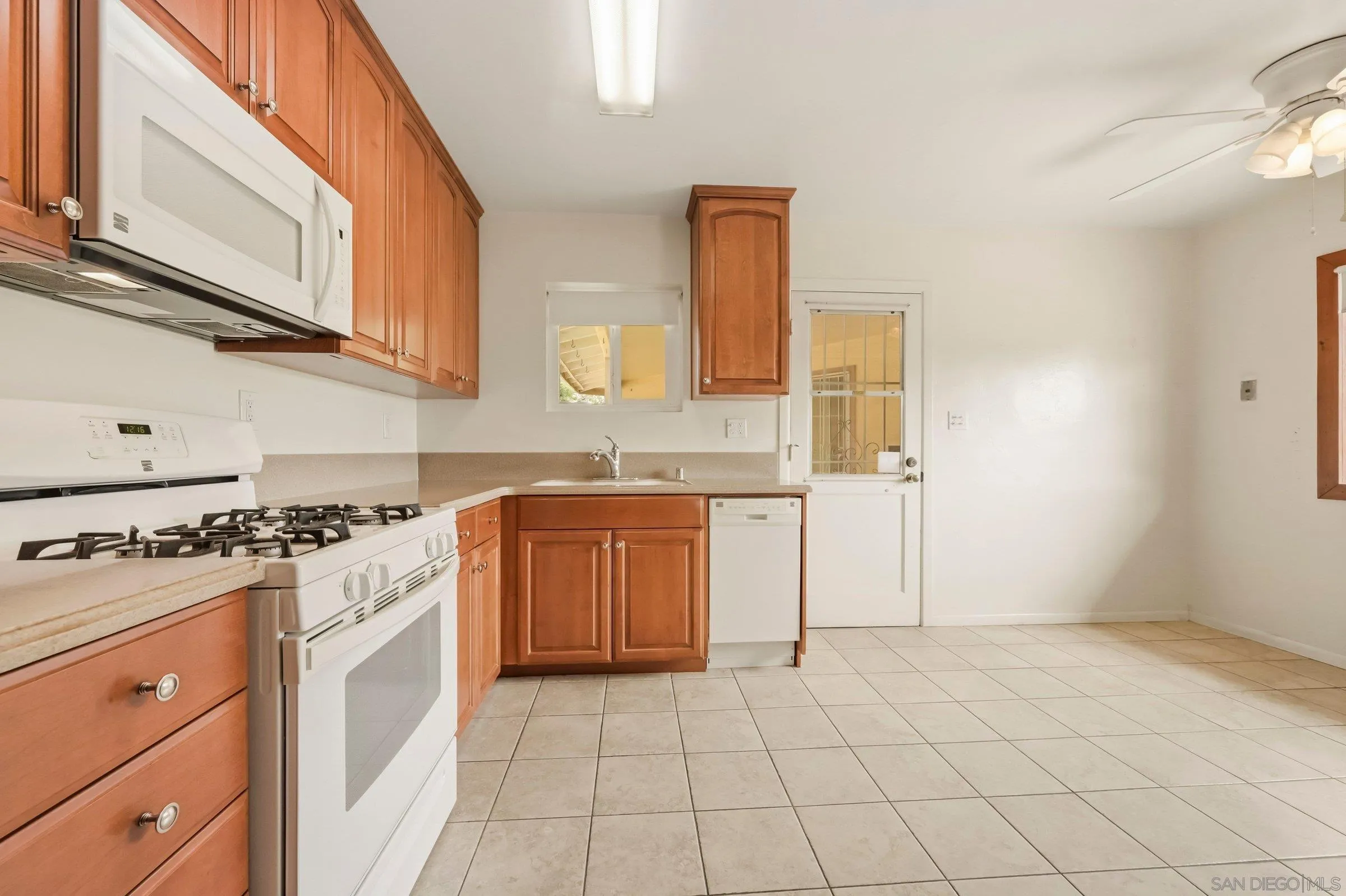 https://cdn.realtyfeed.com/cdn/127/260013097/ee354c42b0db94ddf6acdda8d05ed091.webp