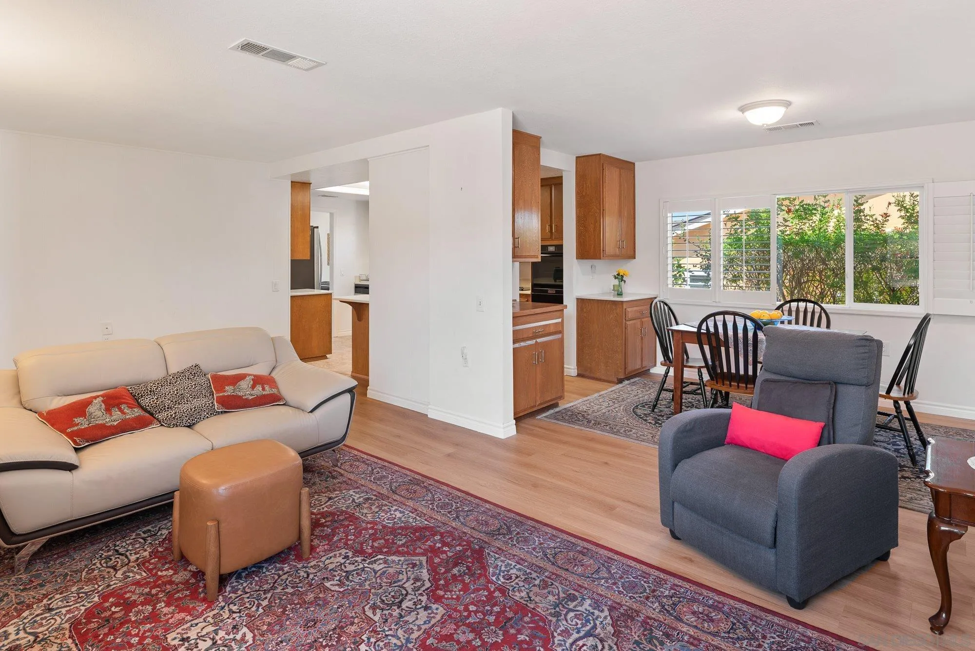 https://cdn.realtyfeed.com/cdn/127/260013098/264fd23039f9c8a547e3b0f55dffcd8c.webp