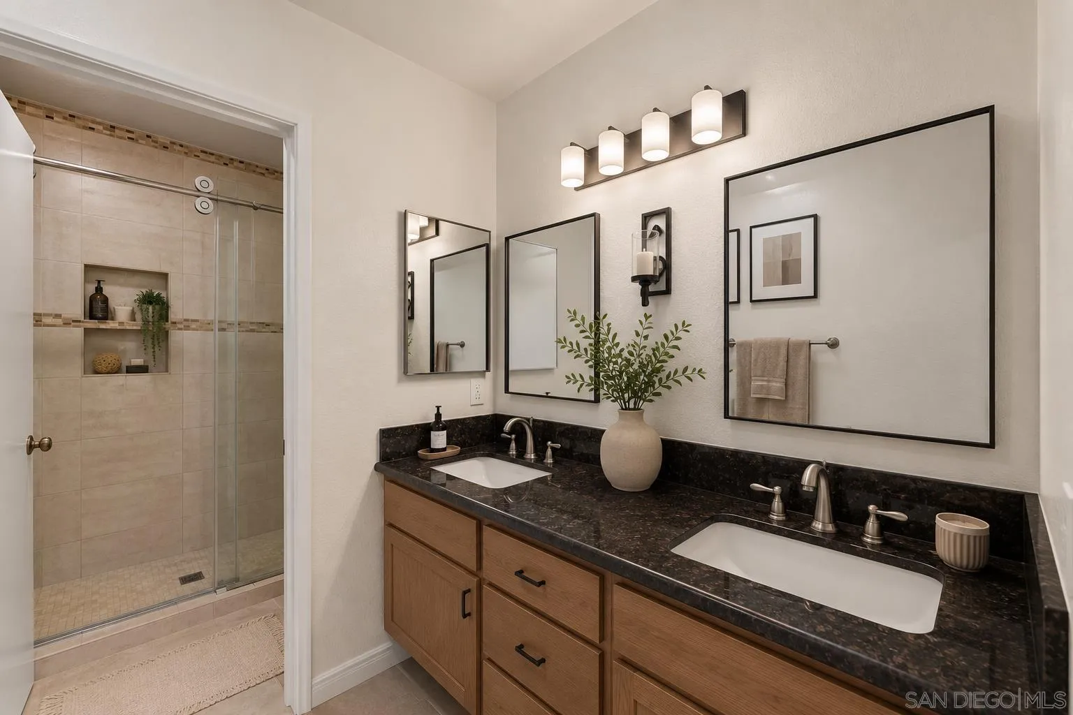 https://cdn.realtyfeed.com/cdn/127/260013099/b1d47a6f4388a44e8ed8a0381d17133c.webp