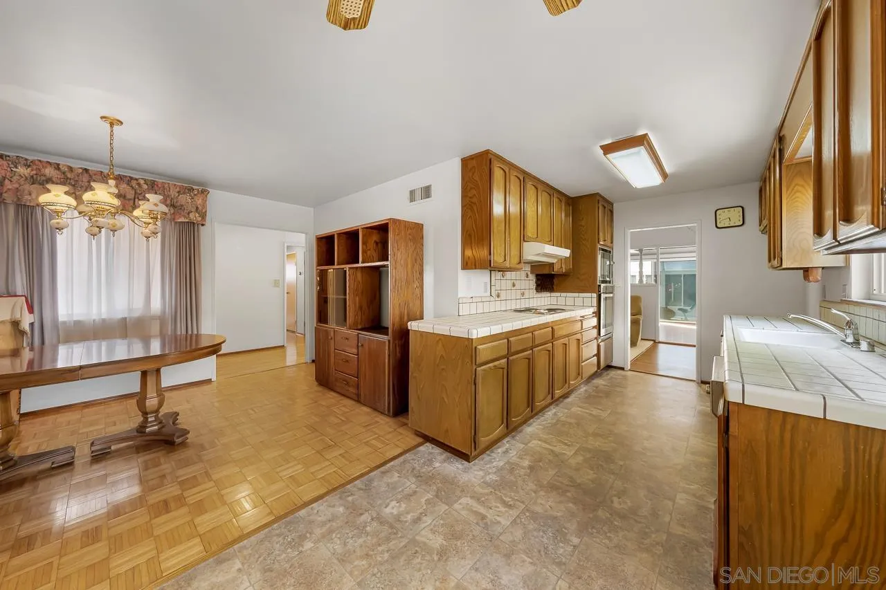 https://cdn.realtyfeed.com/cdn/127/260013103/f4c41a68be80421ea47267a212ff0872.webp