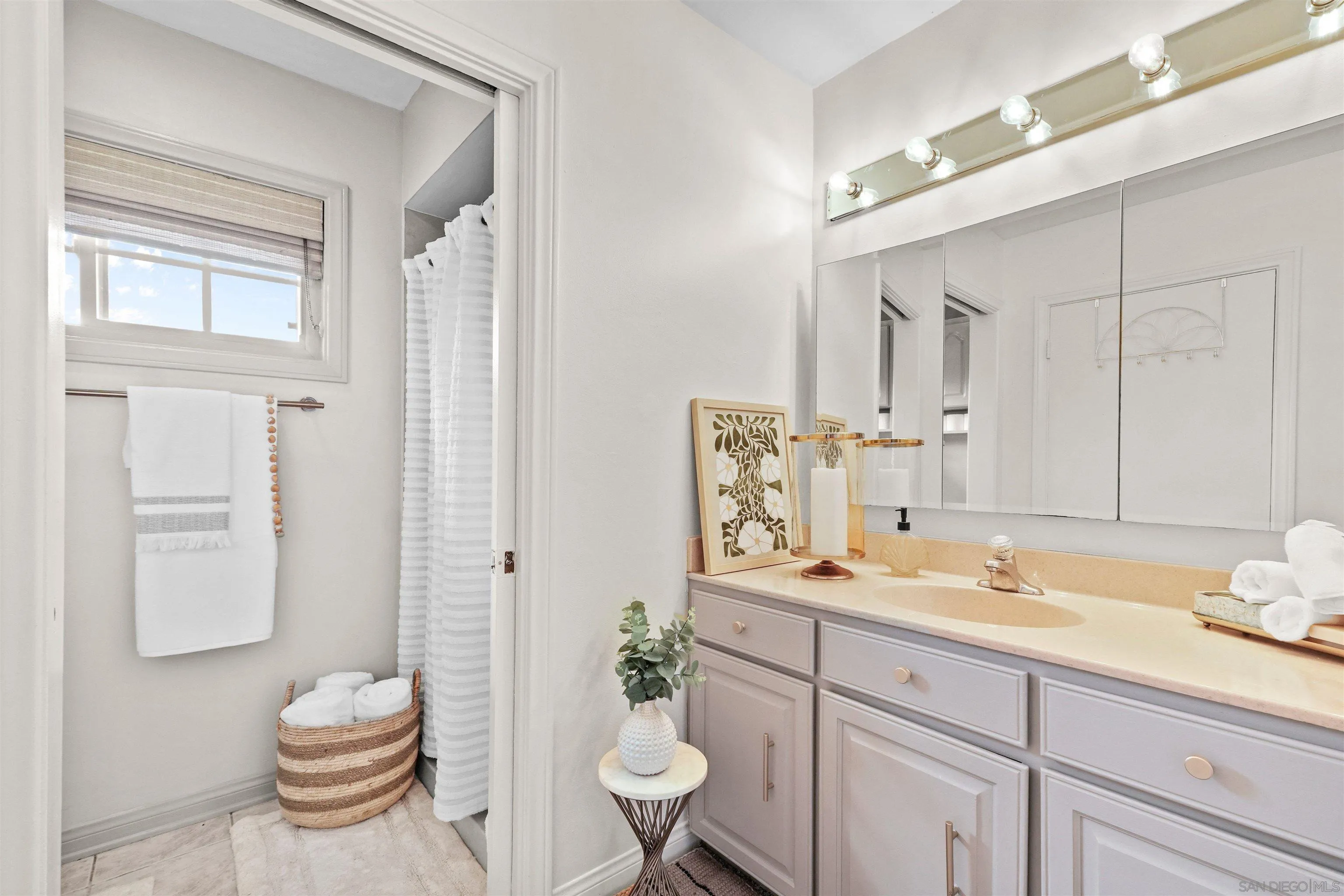 https://cdn.realtyfeed.com/cdn/127/260013113/02a6628e3036b3ff96b5afde82e5301e.webp