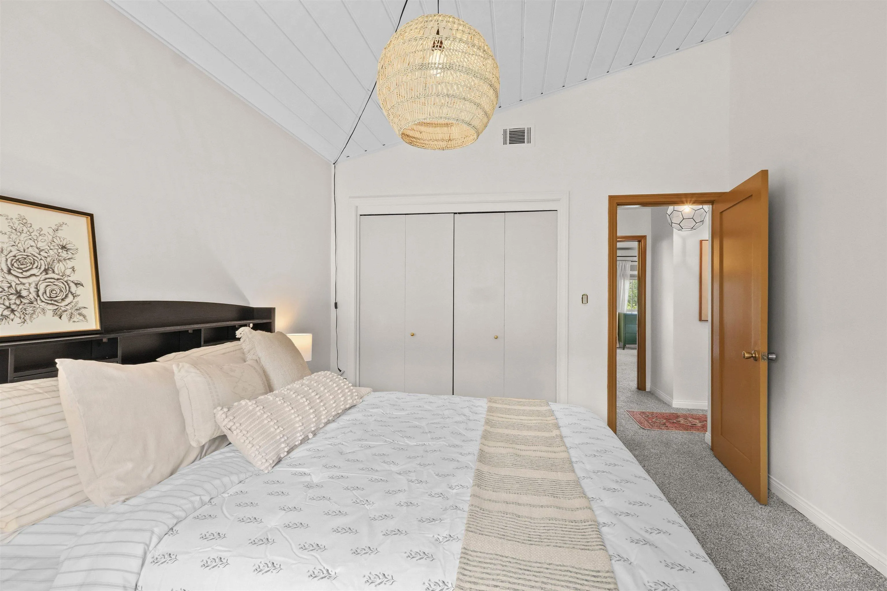 https://cdn.realtyfeed.com/cdn/127/260013113/bd84d4ae1039e05b261fdf0ed135eb04.webp