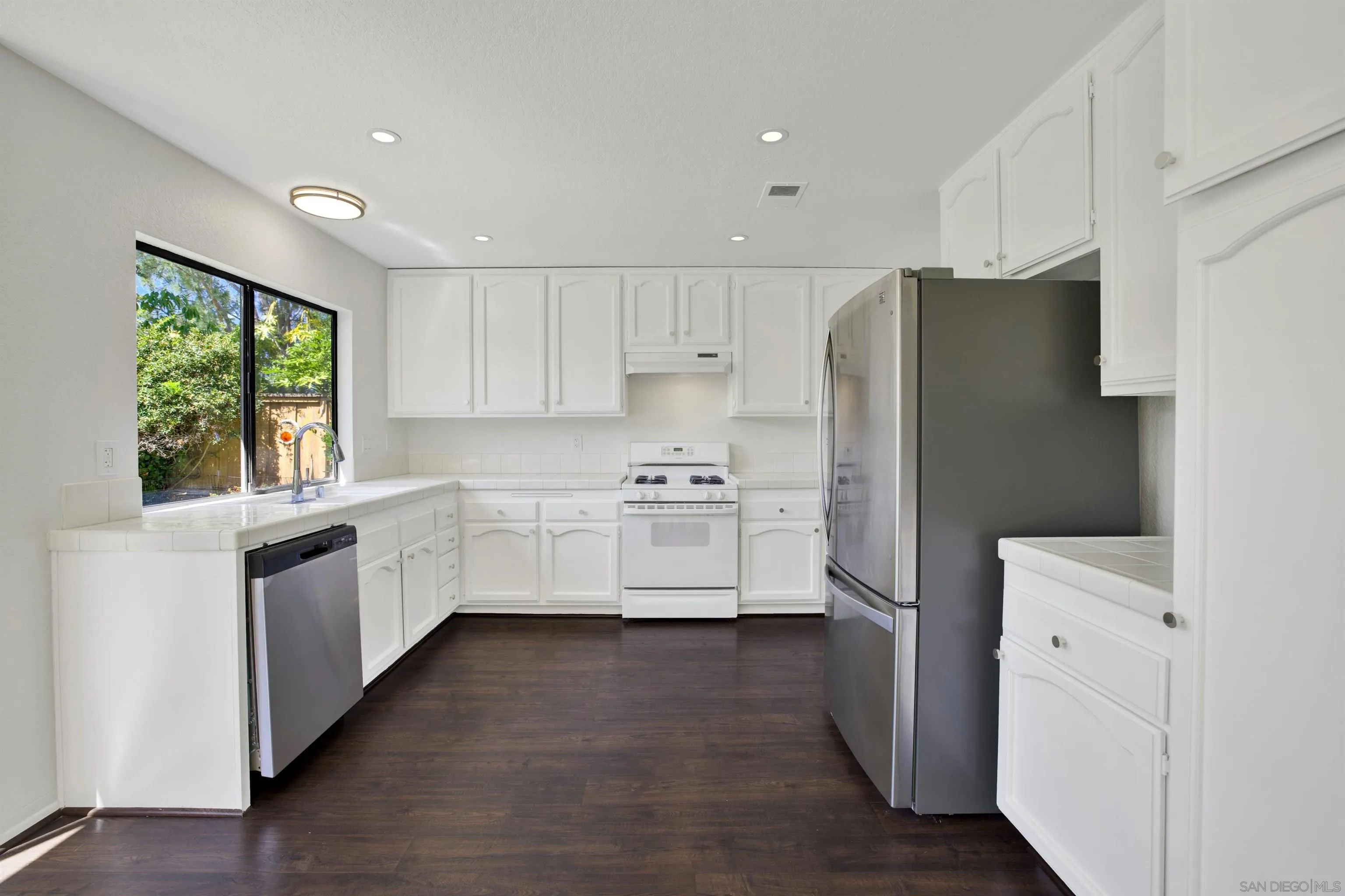 https://cdn.realtyfeed.com/cdn/127/260013120/503cff3f9b2c5c19ed0a47b1118517a0.webp