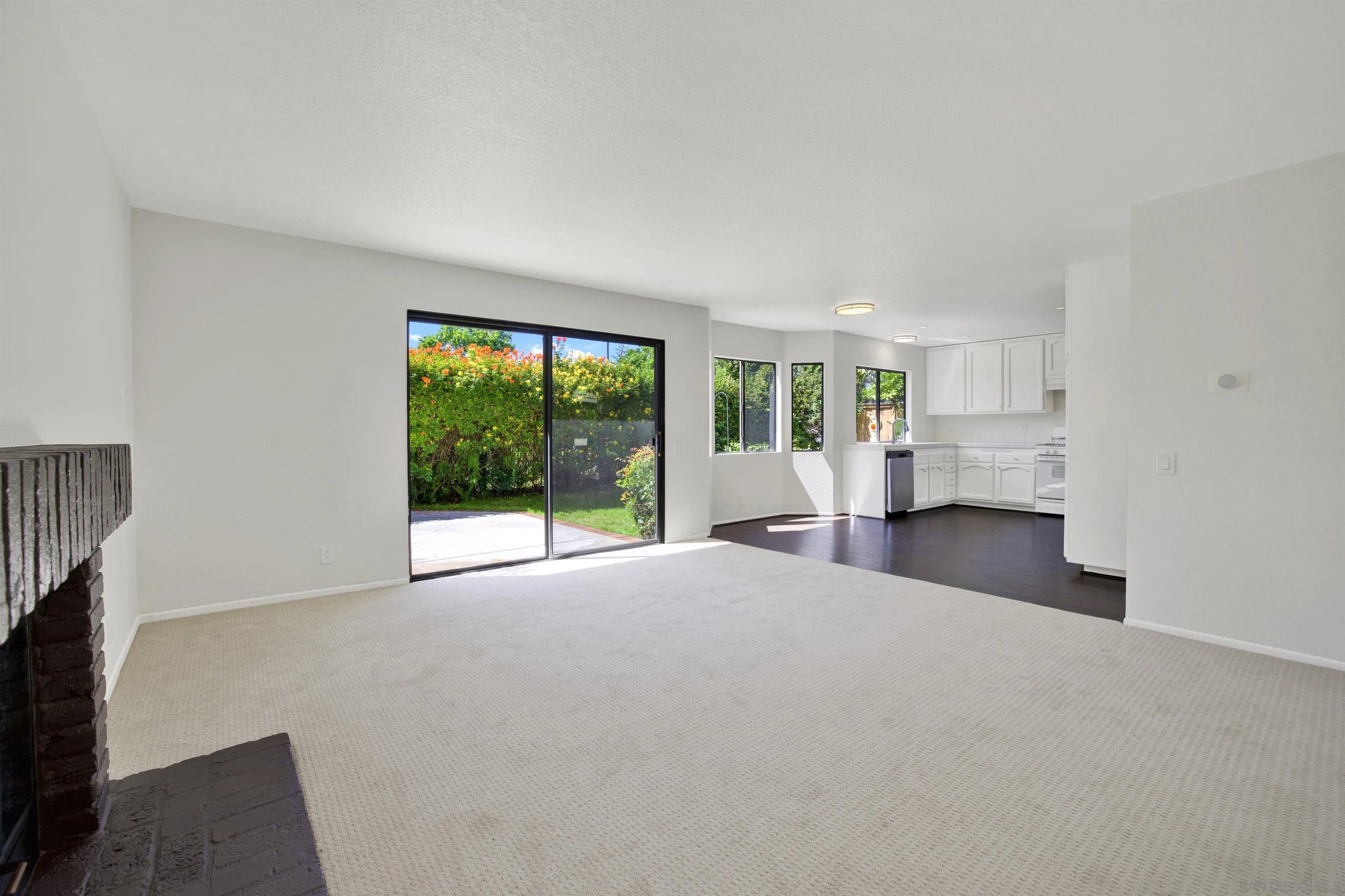 https://cdn.realtyfeed.com/cdn/127/260013120/8bb1223b84c9fbd78f2f0b13c86ec690.webp