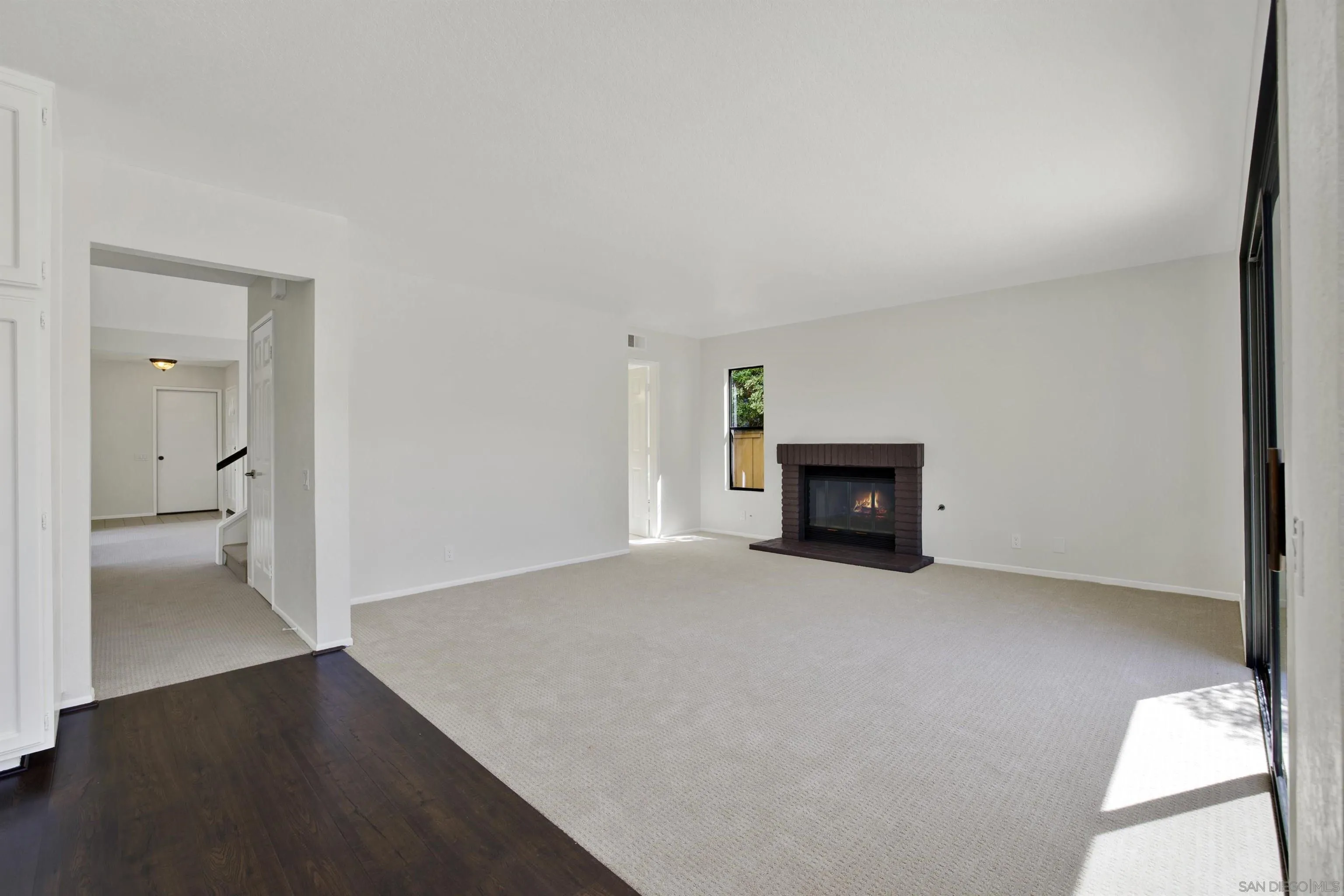 https://cdn.realtyfeed.com/cdn/127/260013120/fd95677e936b49c0135fb6afd583343d.webp